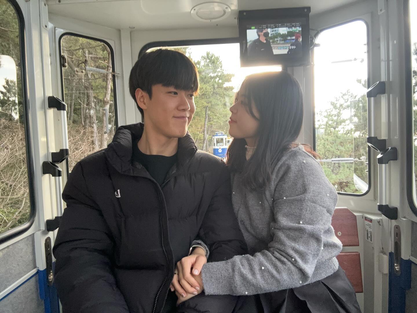 2024.1.6 
Busan🩵
장어 먹고싶어서 간 부산😚
군대 휴가 이후로 오랜만에 가본 부산‼️
캡슐열차 넘 조마조마 했지만 돌아오는 기차도 무사히!
해질때쯤 가서 바다가 너무 이뻐...🩵

나 부산 좋아🥰

#부산 #청사포역 #캡슐열차 #해운대블루라인파크 #노을 #바다 #럽스타그램 #여행 #부산여행 #커플 #동갑커플 #ootd #구미 #서울 #장거리커플
