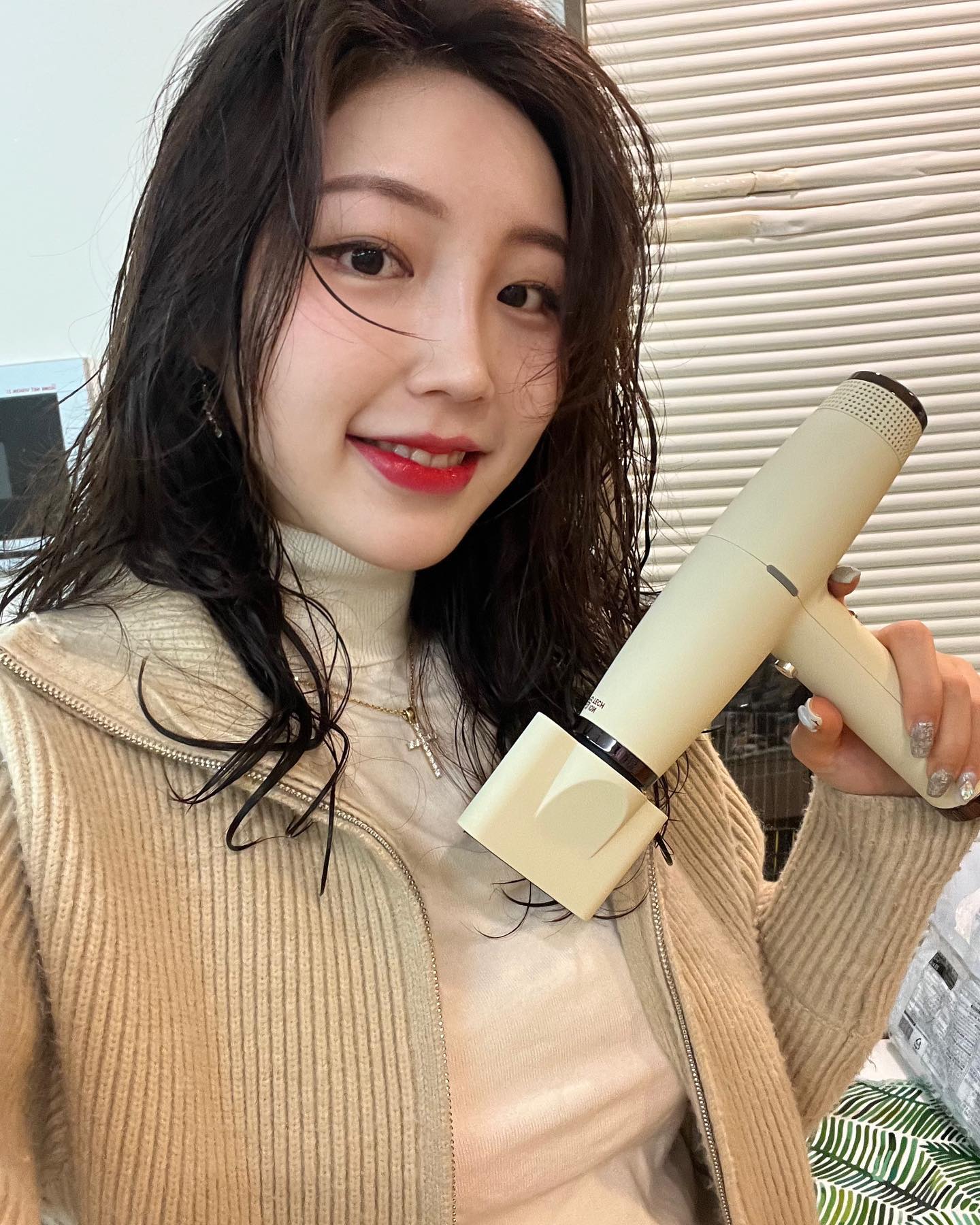 #광고
제가 진짜로 2021년 부터 횟수로 4년째 쓰고 있는 플러스에어 드라이기!!! 진짜 성능이 너무 좋아서 다*슨 필요없어요😳✨

친구한테도 선물해줬는데 아주 아주 잘 만족해서 쓰고 있다구요!!!!🤓 써본 사람만 안다!!!!!ㅎㅎ

🔹머리 진짜 빨리 마름 (출근 시간 단축 👍🏻)
🔹차가운, 뜨거운 바람 각각 3단계로 세기조절 가능
🔹완전 가벼움 (머리 말리는데 손목 지켜!!)
🔹디자인 예뻐서 선물하기 딱 좋음 (고급스러운 컬러)

여자인 친구들 생일 선물 혹은 신혼집 집들이 선물로 강추합니다🤍 무조건 좋아함ㅋㅋㅋㅋㅋ
.
.
.
#플러스에어 #항공모터드라이기 #전문가용드라이기 #헤어드라이기 #헤어드라이어 #머리스타일 #관리하는여자