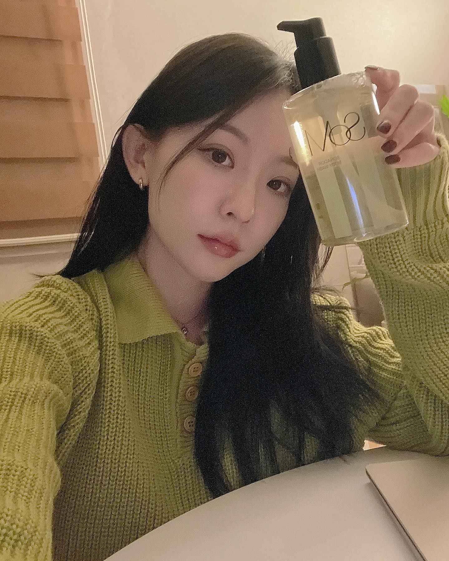 #협찬 lizk_official

리즈케이의 프레그런스 바디 라인 ’SOM‘ 
두번째 향기 소나도르 바디워시💛🫧
100년 전통의 프랑스 향료 명가 아르제빌의
수석 조향사 Jennifer jambom과 협업했다고 해요. 
아름다운 향이 일상에 진정한 힐링을 
선사할 수 있도록 시작되는 첫 향부터 
은은하게 남는 잔향까지 수많은 고민을 통해 
SOM 만의 독특하고 우아한 향기가 폴폴~ 
✅TOP : 베르가못, 클로브 / MIDDLE : 자스민 / BASE : 샌달우드 
부드럽고 감성적인 샌달 우드가 나른한 
오후처럼 여유롭고 몽환적인 무드를 더해줘요

자연유래 계면 활성제 사용으로 순하고 
풍성한 거품이 나고, 다양한 보습 성분을 함유하여 
샤워 후 건조하지 않아요 
매일 사용해도 좋은 바디워시랍니다🥰🥰

피부를 더욱 촉촉하게 해주며 미끌거리는 
잔여감 없이 산뜻한 수분감을 선사하고
향 입자를 미셀라 입자에 포집해 
샤워 후에도 오랫동안 잔향 유지시켜줘요✨

따사로운 햇살의 포근한 아우라와 
산들 산들 바람처럼 유영하는 
보드라운 꽃내음이 한없이 여유롭고 
편안한 기억을 떠올리게 하는 느낌이에요☺️
홀리데이 시즌에 선물하기 좋은 제품이라
추천드려요🧴🎁💝🫧🫧🫧

#솜 #향기를입다 #바디로션 #바디워시 #힐링 #퍼퓸 
#소나도르 #바디워시추천 #바디용품 #바디용품추천