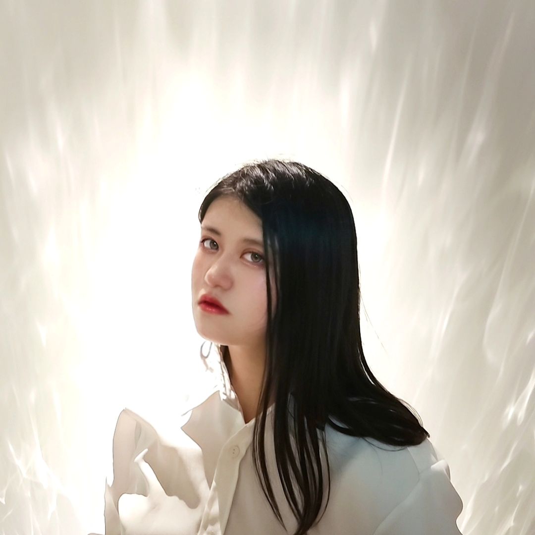 언제나 시작엔 빛이 있었다. 🤍
⠀
빛은 우리 삶에 있어 정말 중요한 요소인데, 꽃의 성장과 맞물려 진지하게 생각해보는 계기가 됐습니다. 성장에는 물도 양분도 중요하지만, 모든 고등 식물은 햇빛이 있어야 광합성이 되고, 빛이 없으면 발아 자체가 불가능 하잖아요. 발아를 해야 열매를 맺든 뭐든 시작을 할 수 있으니, 시작이 없으면 성과도 없다는 말도 생각났습니다.

이렇게 여러가지 깊은 의미를 생각할 수 있다는 점에서 더 아름답게 느껴졌습니다. 실제로 도면 압도될 정도로 빛의 아름다움과 생명력을 느낄 수 있는 공간이었어요.
⠀
빛이 주는 희망과 위안, 그리고 생명력은 빛의 가치까지 생각하게 만들었습니다. 이런 작품들을 통해 우리가 일상에서 쉽게 간과하는 빛의 소중함을 깨달을 수 있지 않았나 싶습니다.