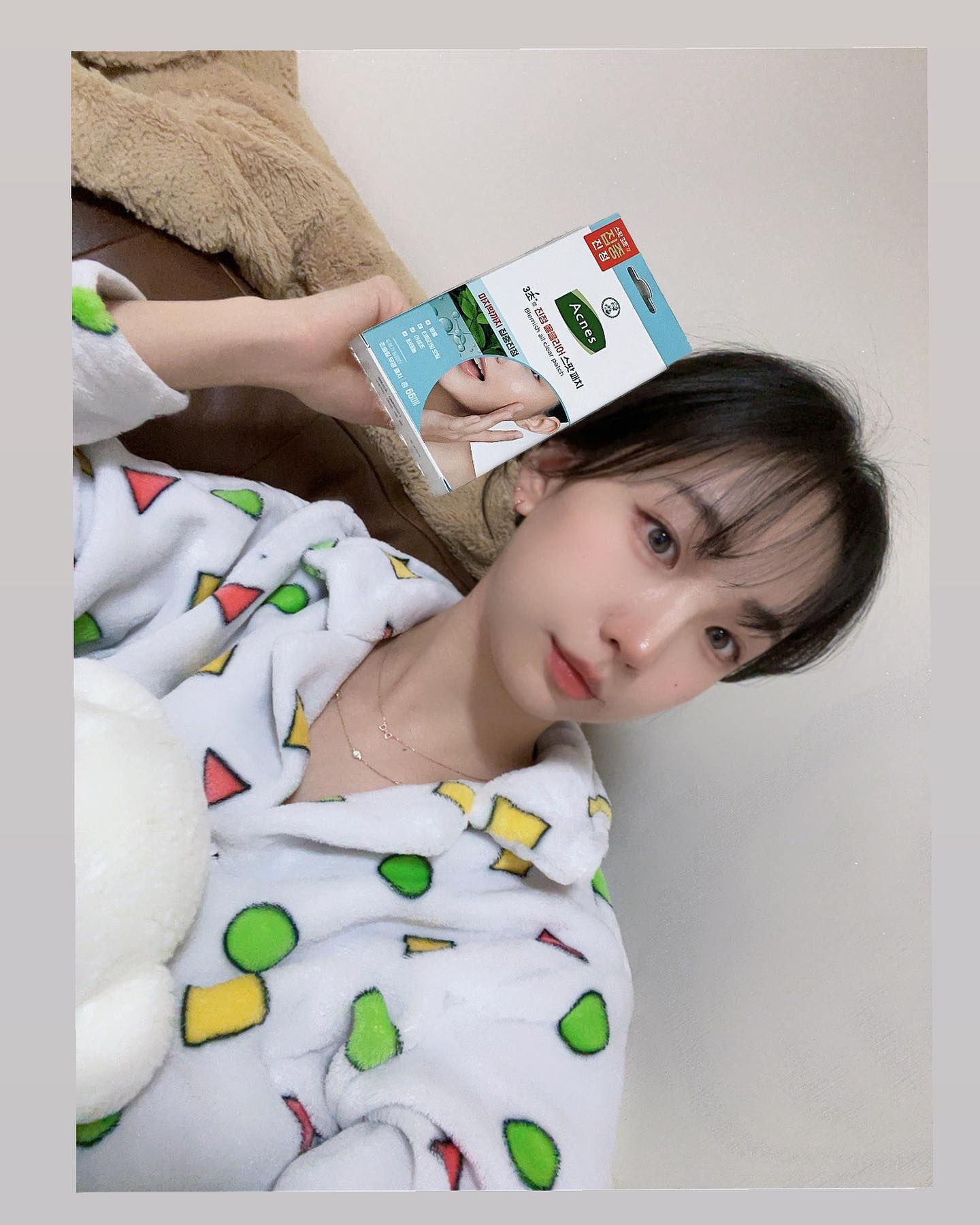 #협찬 #아크네스 
🏷 아크네스 3초진정 올클리어 스팟패치
⠀
트러블패치 없으면 못사는 사람 나야나 ,,
여드름 피부는 아니지만 자잘한 트러블들이 많이 올라오는편인데
또 그걸 그냥 두게되면 손으로 만지게 되고,
일상생활하다보면 먼지도 붙고 하면서 더 자극이 되잖아요 ?
그래서 저는 조금 뭐가 올라온다 싶으면 바로 트러블패치를 붙여줍니다.
트러블패치 하나에 정착 못하고 있었는데 아크네스 트러블패치로 정착할거같아요 ㅎㅎ
⠀
일단 첫번째,
판테놀+3초草 성분(어성초,병풀,티트리잎)의 더블 이펙트로 고민 부위에 집중 진정, 밀착 진정, 보습 케어에 도움을 줍니다.
그래서 두번째,
중요한 모임 전날,여행전날 등 트러블이 신경쓰이는 중요한일이 있기 전날붙혀서 빠른 진정을 시켜줄 수 있고
또 진정이 되지 않더라도 두께가 균일하고 얇은 논-베벨링 패치로 얇고 밀착력이 높아 입 주변같은 떨어지기 쉬운 부위에도 잘 붙어있고
패치 위에 메이크업 해도 티나지 않아요 !
세번째,
8mm, 10mm 2가지 사이즈로 상황에 맞게 골라 붙이기 용이해요 !
코옆이나 입가의 작은 트러블엔 8mm,
여기저기 넓은 면적에는 10mm !
또 중간에 반칼선을 따라 뜯어 사용하면 패치가 접히지 않고 쉽고 편리하게 사용할수 있어용 ෆ
⠀
패치 활용 TIP!
유분과 물기 없이 건조된 상태에서 고민부위에 패치를 부착해 주세요 ◡̈
⠀
아크네스 공식 브랜드스토어 & 올리브영 온라인몰에서 만나볼 수 있습니다 ☺️

#acnes #아크네스패치 #아크네스3초진정올클리어스팟패치 #여드름패치 #여드름패치추천 #트러블패치 #올리브영여드름패치 #올리브영트러블패치 #올리브영스팟패치 #좁쌀여드름패치 #뾰루지패치 #뾰루지 #이마여드름 #턱뾰루지 #여드름자국 #여드름관리 #트러블