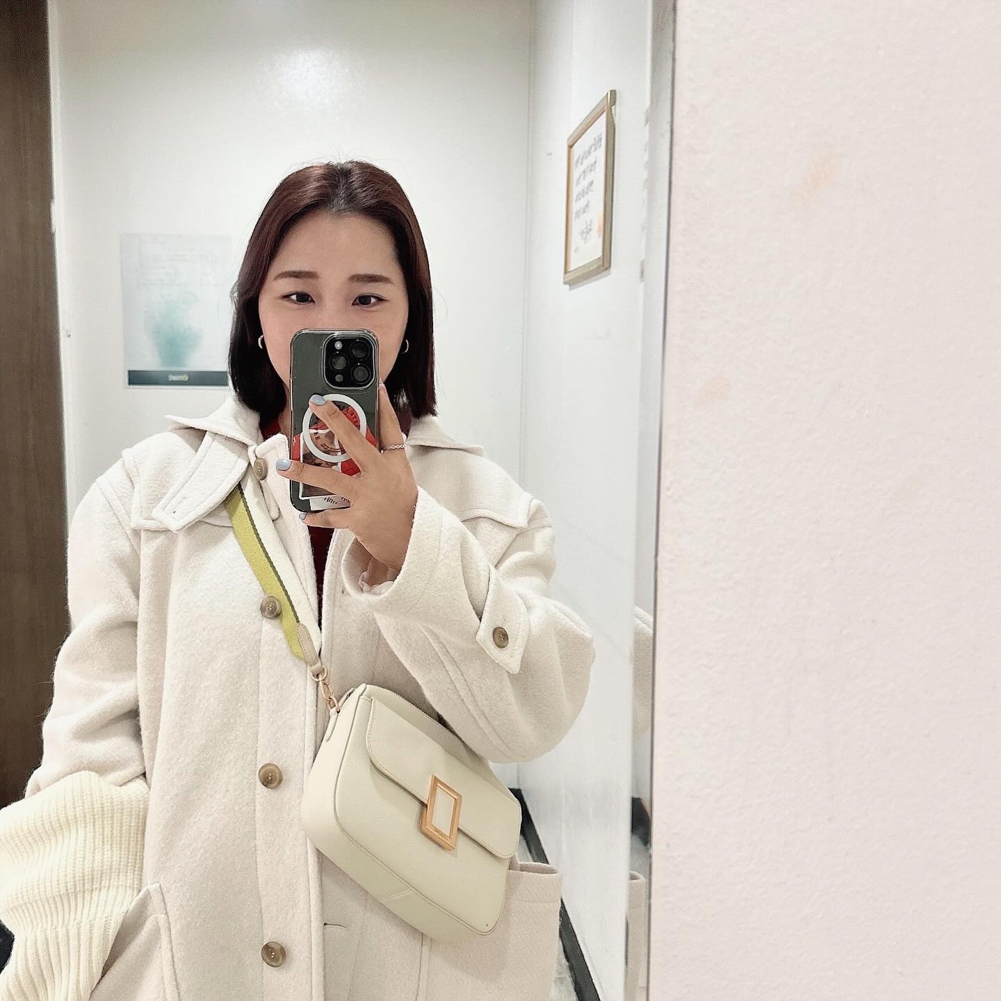 -

요즘 교복처럼 입는 #울알파카코트 
세미오버핏 더블코트 

울 75%들어있어서 
너무 따뜻하고 후드도 달려서 세상 귀욥🤍
여성스럽게도 캐주얼하게도 둘다 어울료
#띰 #theme 
소재 디자인 퀄리티 다 만족🫶🏻

theme.editions #데일리룩 #코트코디 #코트추천 
#29CM #내돈내산 #화이트코트 #울코트 #디자이너브랜드