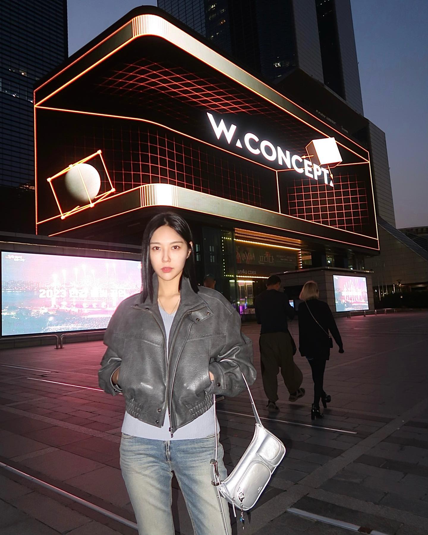 #광고 #WCONCEPT = #DOUBLEYOURCONCEPT 

‘당신의 컨셉을 극대화하라’, W컨셉과 함께하는 아주 큰 이벤트 소식을 가져왔어요. 오늘부터 11월 1일까지 10일 간 본인의 인스타그램 계정에 W컨셉의 아나몰픽 영상을 인증할 경우, 추첨을 통해 W컨셉 포인트 🖤200만원🖤을 준다고 해요. 놓치기 아쉬운 이벤트이니, 꼭 삼성 코엑스 일대에 가실 일 이 있다면 인증 이벤트에 참여해 보세요🫶 

자세한 내용은 wconceptkorea 인스타그램을 참고하기🥰

 #WCONCEPT #DOUBLEYOURCONCEPT #더블유컨셉 #더블유얼컨셉 #W컨셉 #삼성역 #코엑스 #케이팝스퀘어 #미디어아트