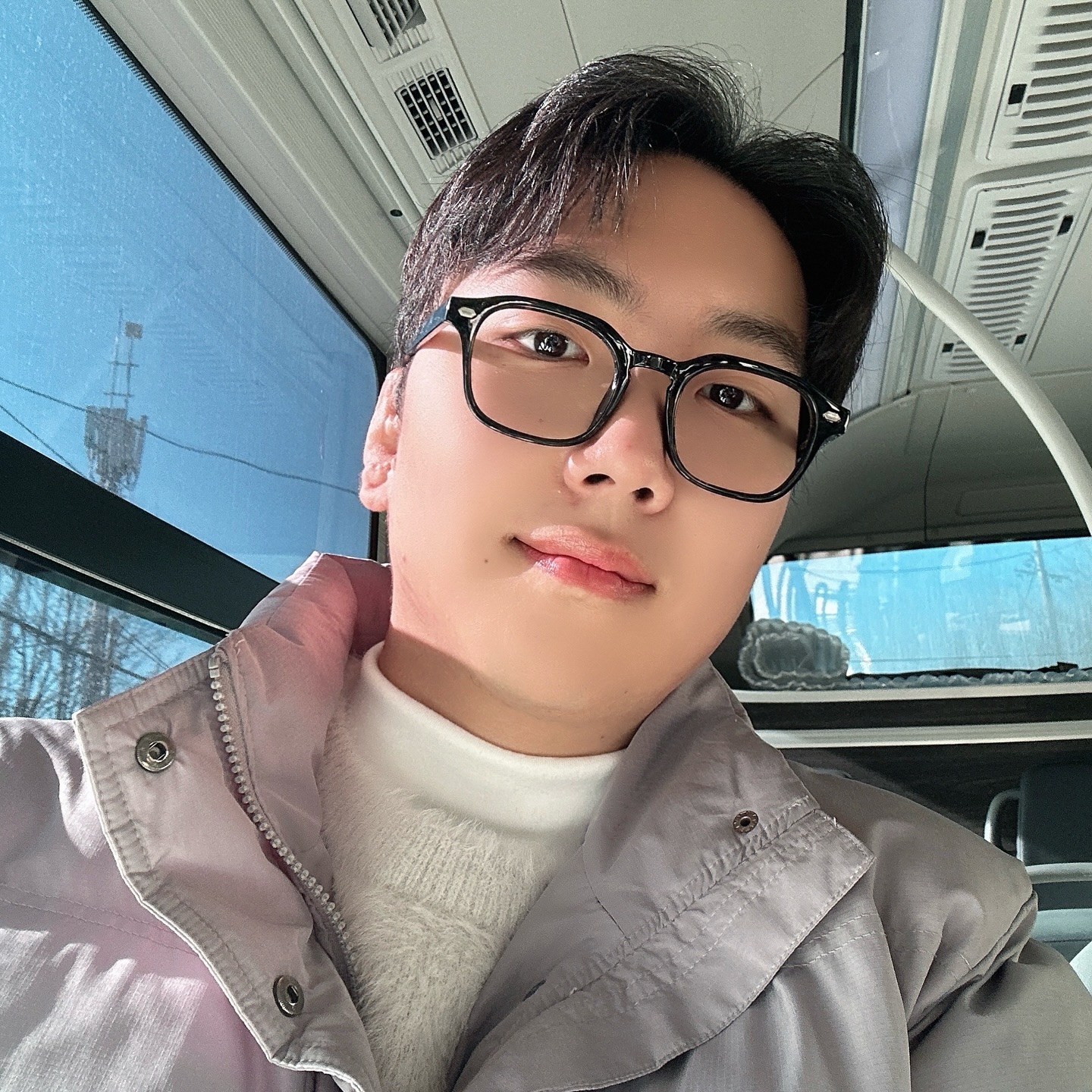 🤐
.
.
.
.
.
#happynewyear #2024 #selfie #self #glasses #glassesfashion #glassesstyle #knit #white #black #ootd #ootdstyle #korean #koreanstyle #january #buslife #subway #sunlight #naturallightphotographer #smile #😊 #loveyou