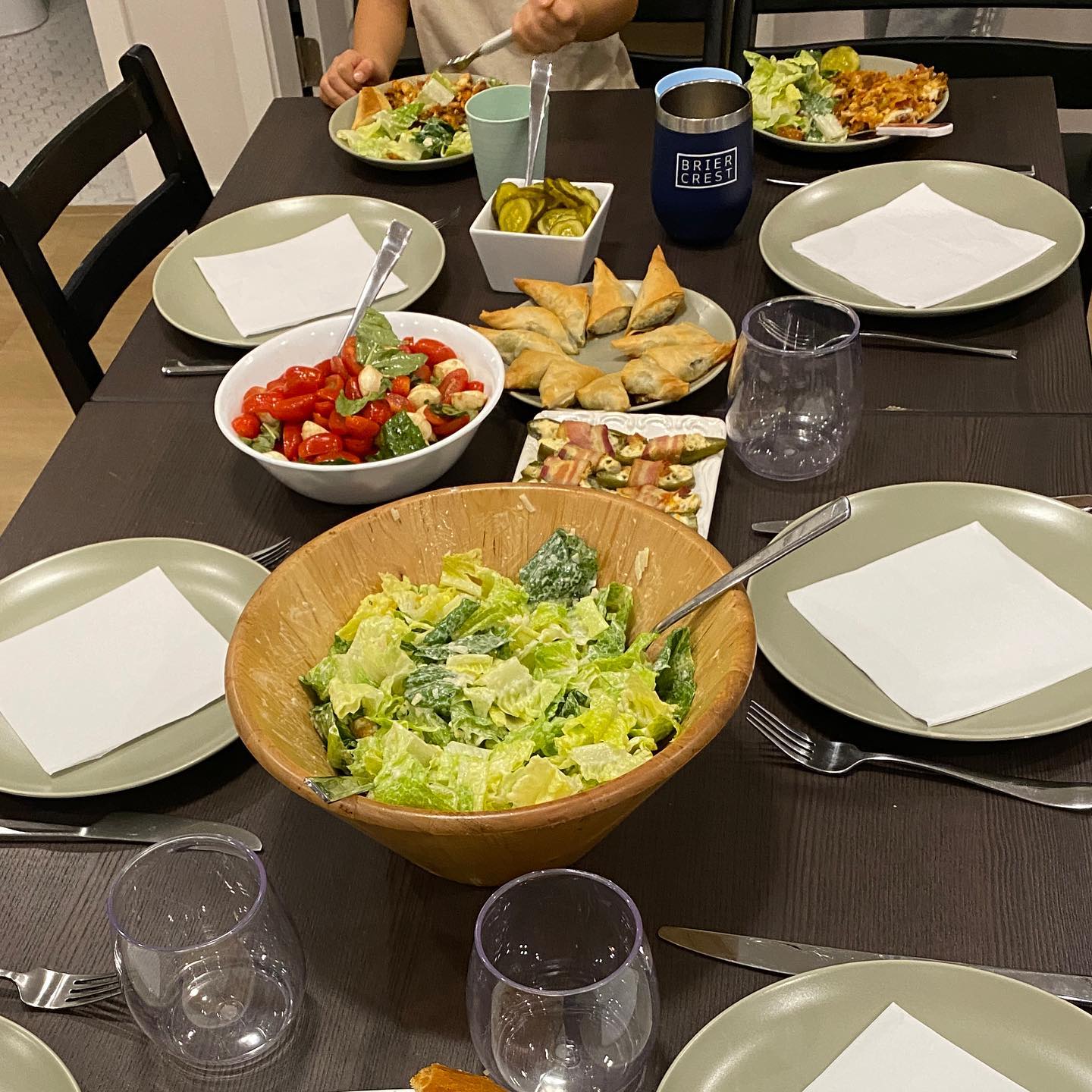 캐나다 가정식🍽️

가끔씩 지인들로부터 초대를 받아 저녁 식사를 함께하는데,
얼마나 오랫동안 준비를 했는지 음식이 차고 넘친다.
맛있는 음식보다 초대하고 준비해준 손길이 감사한 시간🥰
.
.
#밴쿠버 #저녁식사 #🍽️