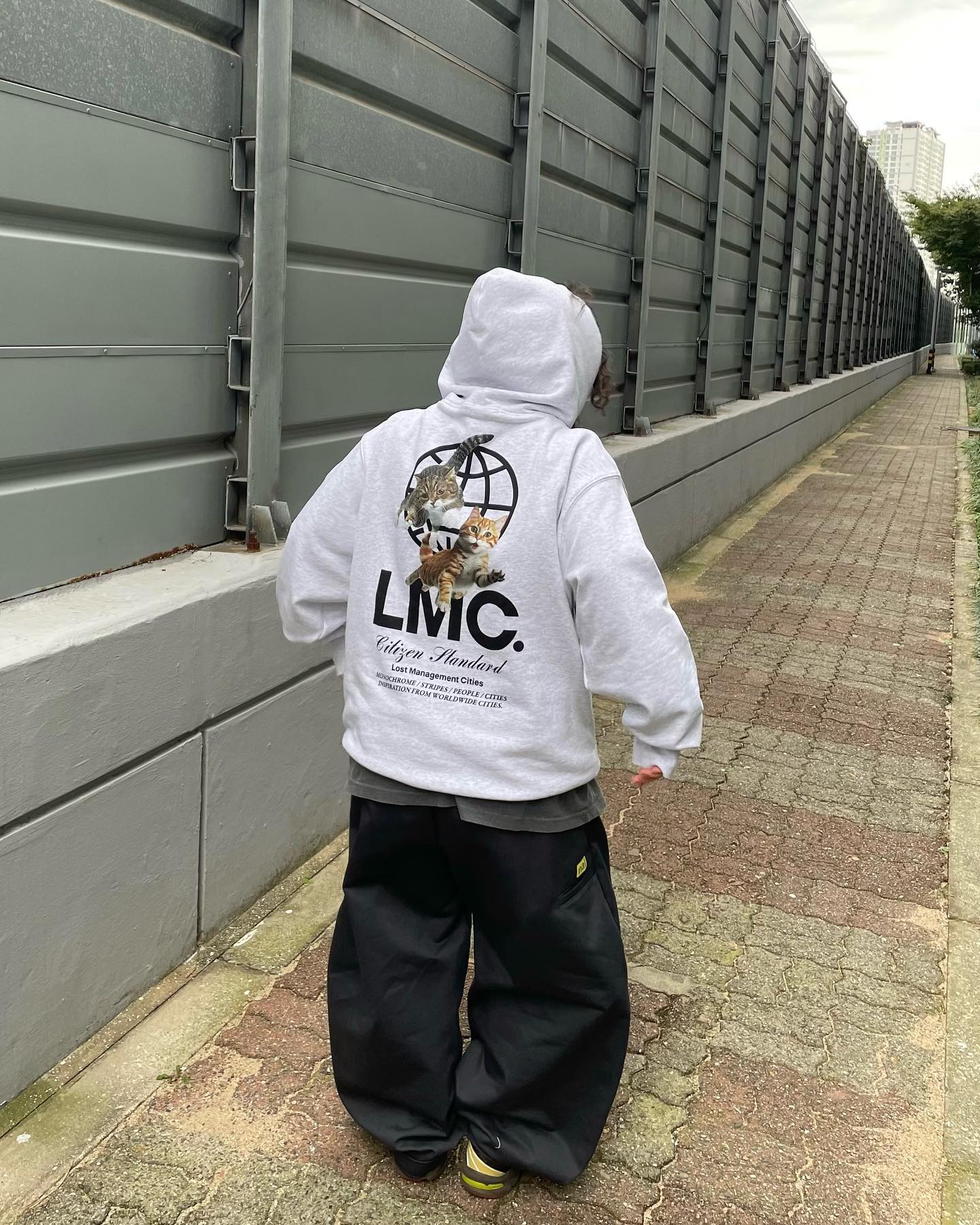 #광고 
고양이는 지구를 살려..💓 lostmanagementcities 

#무신사 #엘엠씨 #엘엠씨후디 #LMC #LMC후디 #플라잉캣츠 #후드티