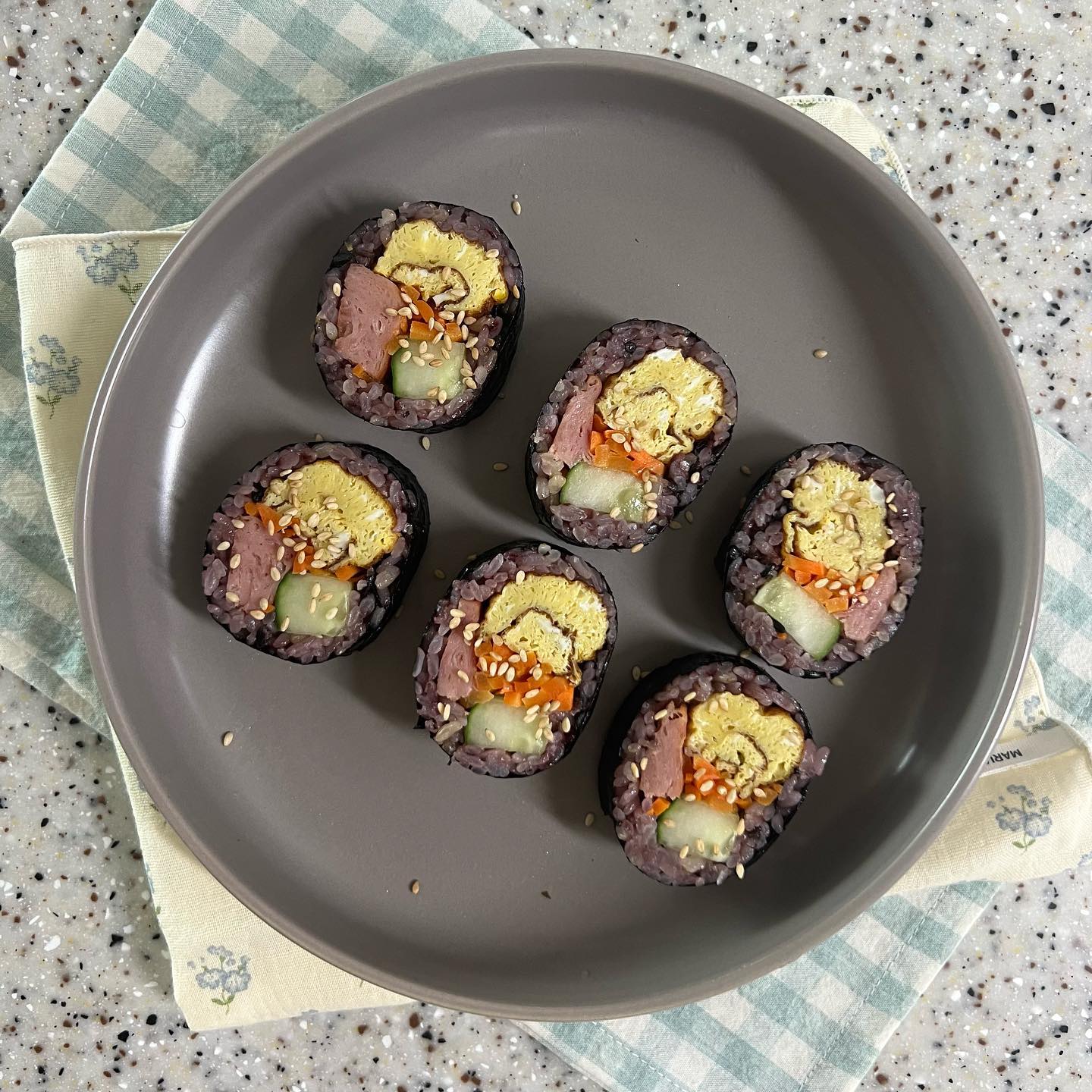 오늘은 냉장고털이로 만든 
집밥 김밥 👩🏻‍🍳🤍
간단히 만들어 먹기에 최고👏🏻

📌김밥 레시피
☑️오이,당근,스팸,계란 준비해주고
☑️당근은 살짝 볶아주고 
☑️김밥은 밥 간이 포인트 소금,참기름,
 설탕 넣고 잘 섞어주고
☑️마지막으로 김 위에 재료 올려서 말아주면 끝

너무 간단해서 레시피라고 말하기도 민망하네유🥹