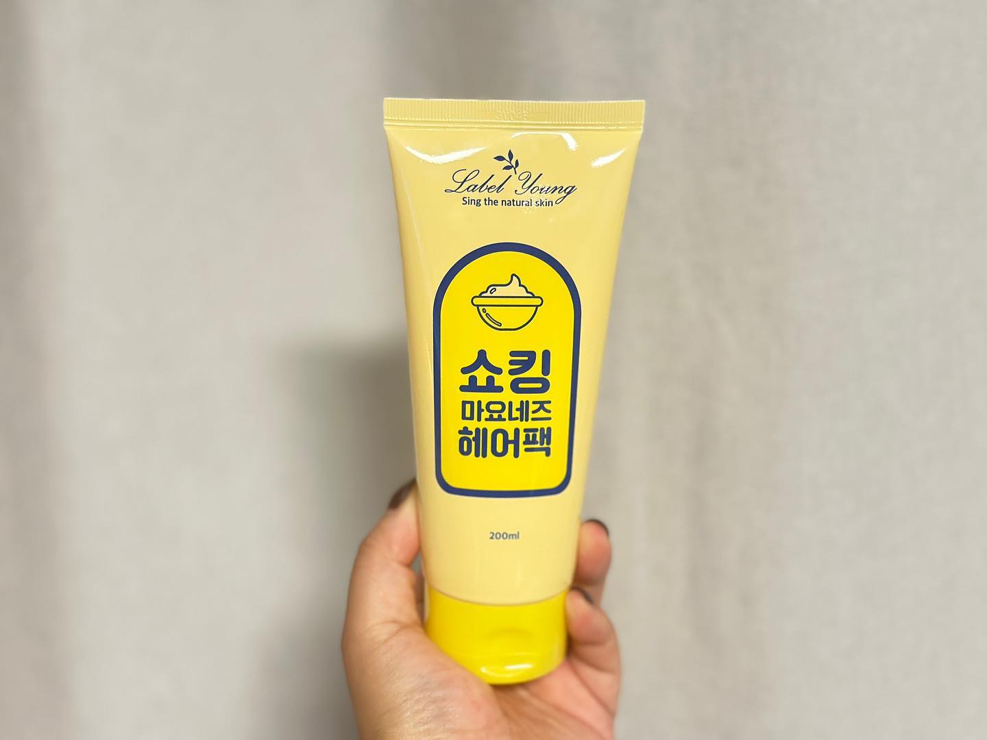 #광고 #협찬 
labelyoung_official

마요네즈아니구요 헤어팩이랍니다👈🏻👈🏻
마요네즈헤어팩 만드는게 핫하다고는하는데
한번 따라해볼만은하지만 귀찮자나여
이렇게 마요네즈헤어팩으로 나와서 사용해요💛

매번 미용실가서 크리닉 받기도 힘들고 
집에서 홈케어를 해줘야지 또 관리가 되니까
한번씩 헤어팩 해주는데 다른 헤어팩에비해서
머릿결이 보들보들해진 느낌이들어서 만족 중🫶

게다가 마요네즈 냄새도 안나고 플로럴향이 
나니까 머리에서 좋은향 난다고 다들 난리네요 
헤어팩은 쇼킹 마요네즈헤어팩 추천👍🏻👍🏻
저희 신랑도 만족하면서 잘 사용하고 있는 아이템🥰

#라벨영 #쇼킹마요네즈헤어팩 #머릿결좋아지는법 
#극손상헤어팩 #트리트먼트추천 #단백질헤어팩 
#건조한머릿결 #머리정전기없애는법