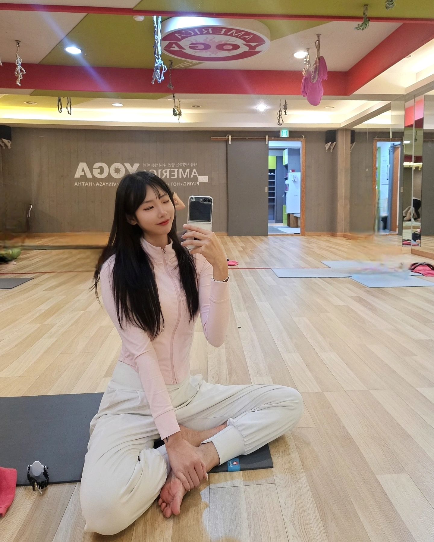 샤하〰️🩷

드디어 날씨가 다시 따뜻해지려나봐요 🌱 

비트에 맞춰서 빠르게 동작을 이어가는 #비트요가
오늘 처음해봤는데 너무 재밌더라구요 ❣️ 

시퀀스가 다양해서 지루할수가 없는 요가의 세계 🫶🏻
다들 요가하세요 🧘🏻‍♀️ 요멘〰️🙏🏻

+ 아메리카요가에서 유튜브 채널을 오픈했어요!
이제 온라인 무료 강의로 집에서도 셀프수련 해야지 🥹

✔️ 유튜브에 '하루요가' 검색 🔎 
✔️ www.youtube.com/yoga_today
✔️ 풀시퀀스 & 시간별 영상 제공

🏷 착용제품 : 엘플렉스 크롭 재킷 핑크

- top : grandeline.official & nike 
- bottom : front2line_kr
- yoga : americayoga_official