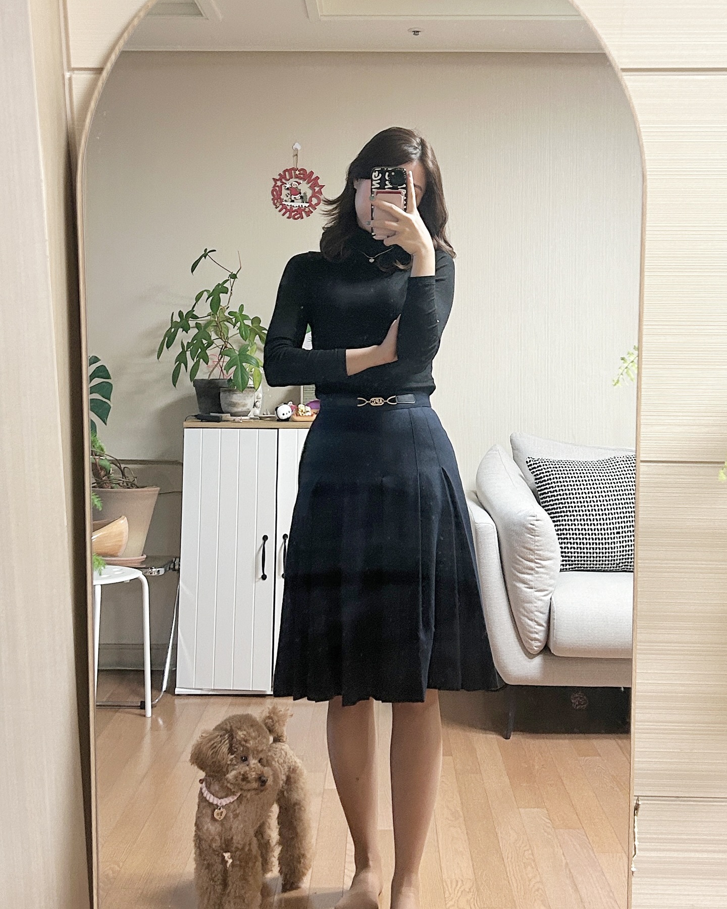 #glamjh_ootd #뗘니룩 
간만에 입는 스커트처럼 보이지만 바지!✨
간만에 등장하는 찰리🐾

Top : frenchaube 
Bottom : apc_paris