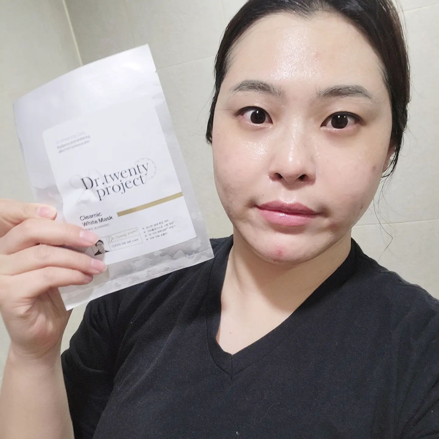 #협찬 #닥터트웬티프로젝트

저는 문제성피부를 가지고있어 주기적으로 트러블이 올라와 색소침착이 심한편에다가 얼굴에 열감이 많아서 붉은편에 속합니다
이런 피부를 어떻게 관리할까 고민하다가 홈케어로 간편하게 관리할 수 있게 미백마스크팩을 선택했습니다🤔

1️⃣그 중 닥터트웬티프로젝트 미백 기능성 인증 마스크팩을 선택했는데요 에센스가 하얀 밀크제형인데요  마스크팩안에 많이 들어있어서 목까지 관리 할 수 있을 만큼 넉넉했습니다

2️⃣시트도 부드럽게 밀착되어 사용감이 좋았고 마스크팩을 붙여놓고서도 다른일을 볼 수 있을 정도로 편했던것 같아요

3️⃣더마화장품으로 나와서 그런지 저처럼 민감한 피부에도 부작용없이 순하게 사용가능합니다

비포에프터 사진을 보시면 아시겠지만 전체적인 열감이 죽어서 빨갛던 피부가 눈에 띄게 하애졌어요 저의 색소침착을 완전 타파하기 까지는 꾸준히 더 사용해 봐야겠습니다😍

#마스크팩 #미백마스크팩 #화이트닝팩 #잡티케어 #더마화장품 #더마코스메틱 #클리어닉화이트마스크 #노정의 #노정의화장품