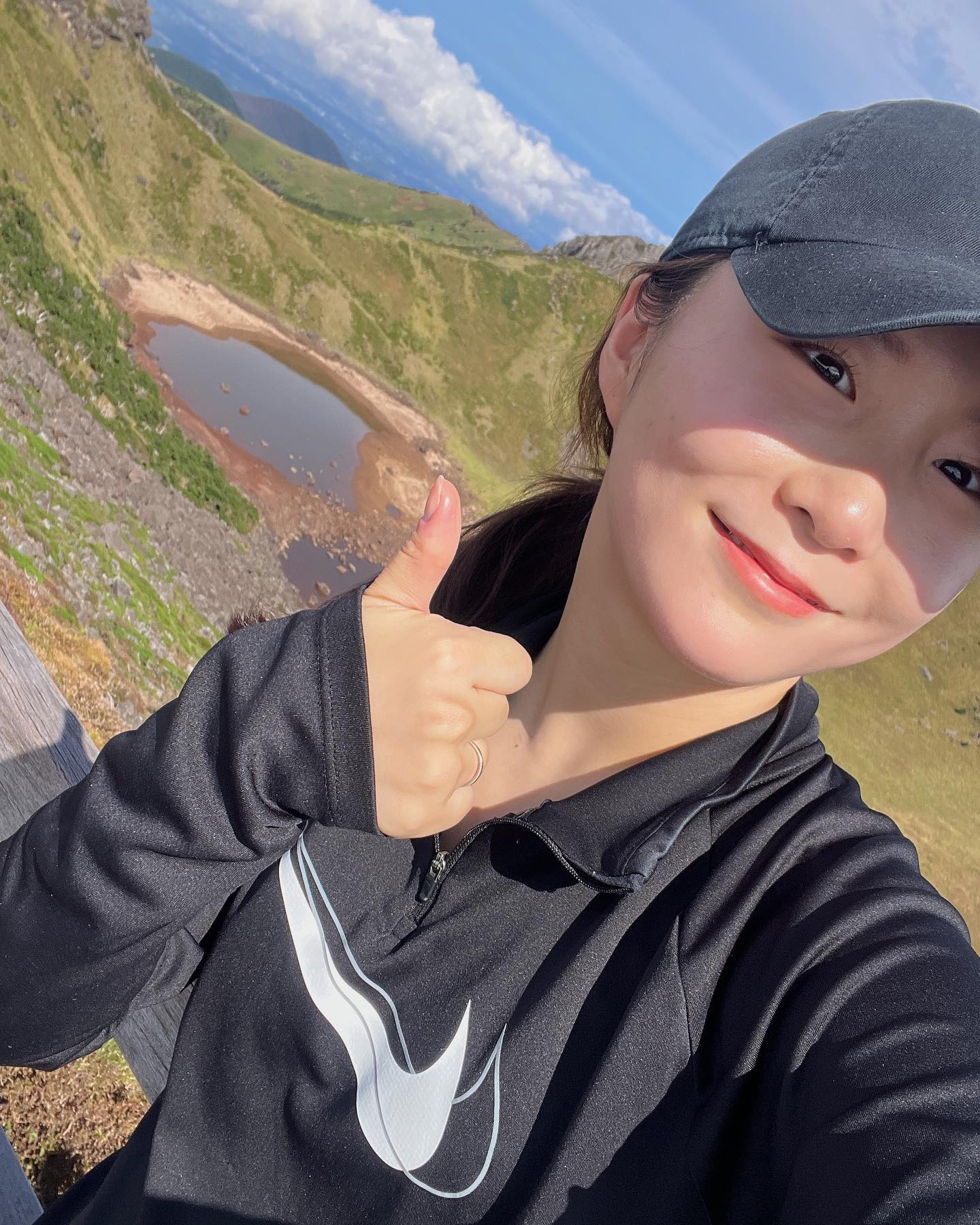 인생 첫 한라반 등정 성공🔥

장장 10시간 동안 산을 탄 결과는 관절 파사삭......ㅎ!
등린이라는 걸 간과한 채 호기롭게 도전했으나 
비명 지르며 내려왔습니다 (하산이 확실히 더 힘들어요) 

그래도 물이 고인 백록담 봐서 기뻤어요
한라산 버킷리스트는 한 번으로 족한 것 같슴다

☑️팁 
1) 한라산 갈 때 배낭은 무조건 작은 거로. 
85L 들고 갔다가 기절할 뻔함
2) 등린이는 관음사 가지마요........ 
(성판악-관음사 코스 누가 좋다 했어..)

#제주재은 
#살면서한번쯤은 #한라산