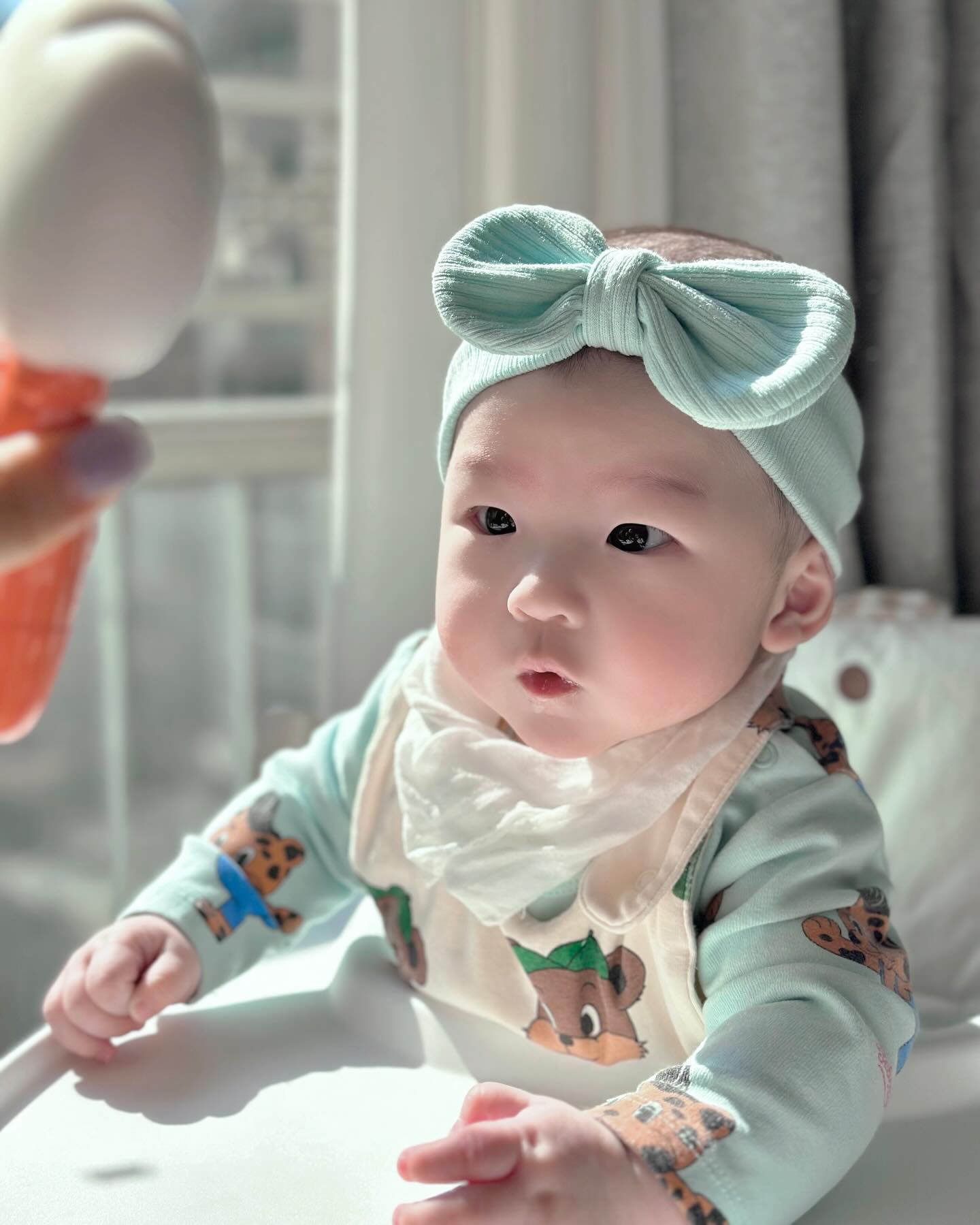 요즘 손이 다 들어갈정도로 
#주먹고기 냠냠 하는 용맹이에요. 

그리고 없었으면 어쨌나 싶은 #튤립사운드북 
용맹이는 오렌지 튤립을 제일 좋아해요 🍊 

누워서 모빌은 매우 흥미잃고 
앉거나 서있고 싶어하는 #4개월아기 
할미랑 엄마팔이 너덜너덜 해지지만 
꺄르륵 웃음소리 들으면 다 녹네요 🫠✨

#어떨때는아빠 #어떨때는엄마 얼굴 
#먹놀잠 #트립트랩 #육아스타그램 #아들맘 #육아맞팔환영 #아기스타그램 #babyphotos #koreanbaby