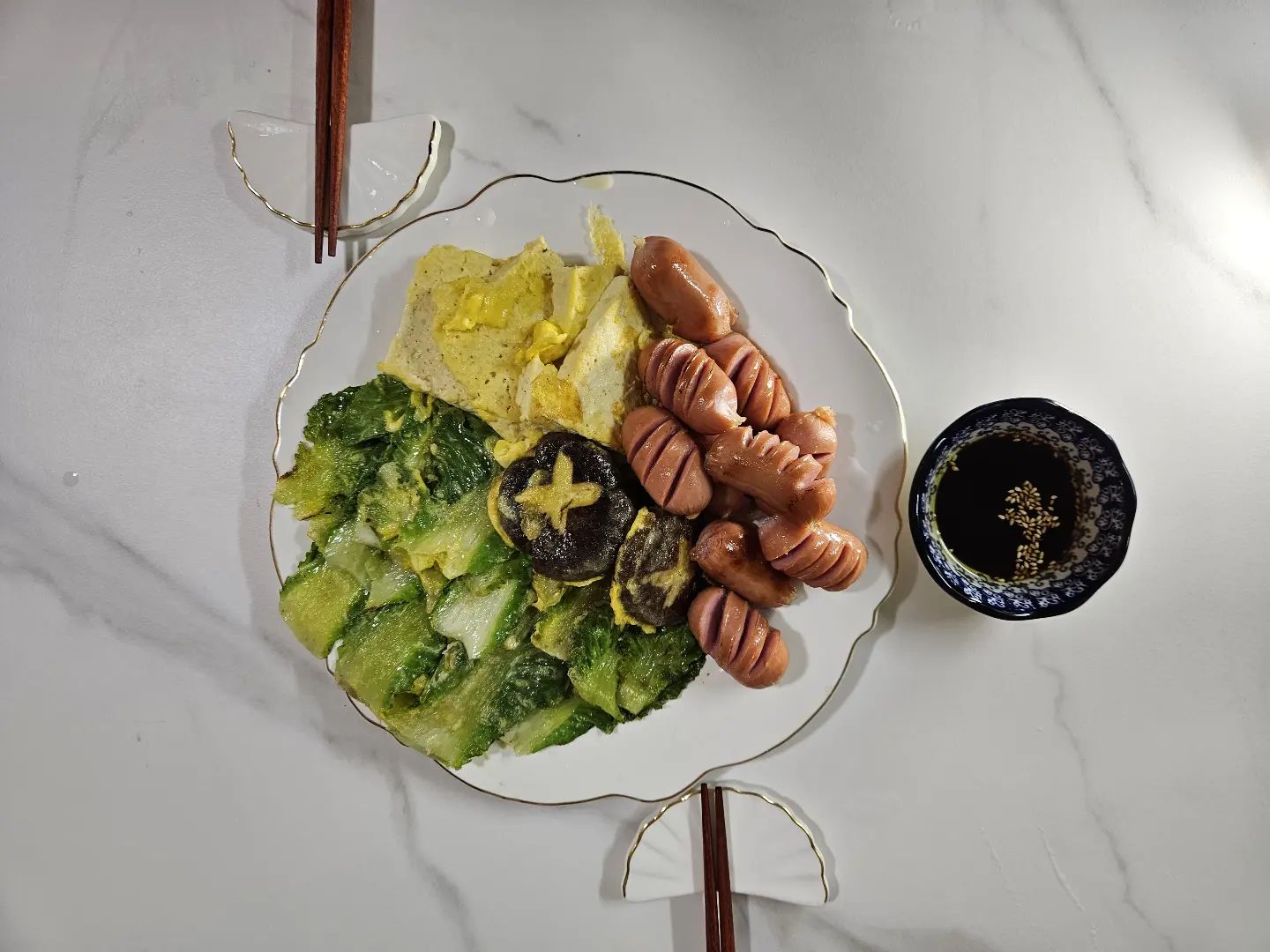아침부터 냉장고 남은 아이들 모조리 구워부쳐😀 채식동물이 되고싶은 육식동물쯔음💦
요즘 #봄동 왜이렇게 달달한가요 겉절이로해먹고 남은 봄동은 계란물에 구워 냠냠
봄이 오려나봐요 날씨도 화창해져가는걸 보니
다들 화창한 하루 보내시고 저녁에 뵈용❤️
.
.
#backwon_table #백원식탁 #백원키토식탁 #당뇨식단