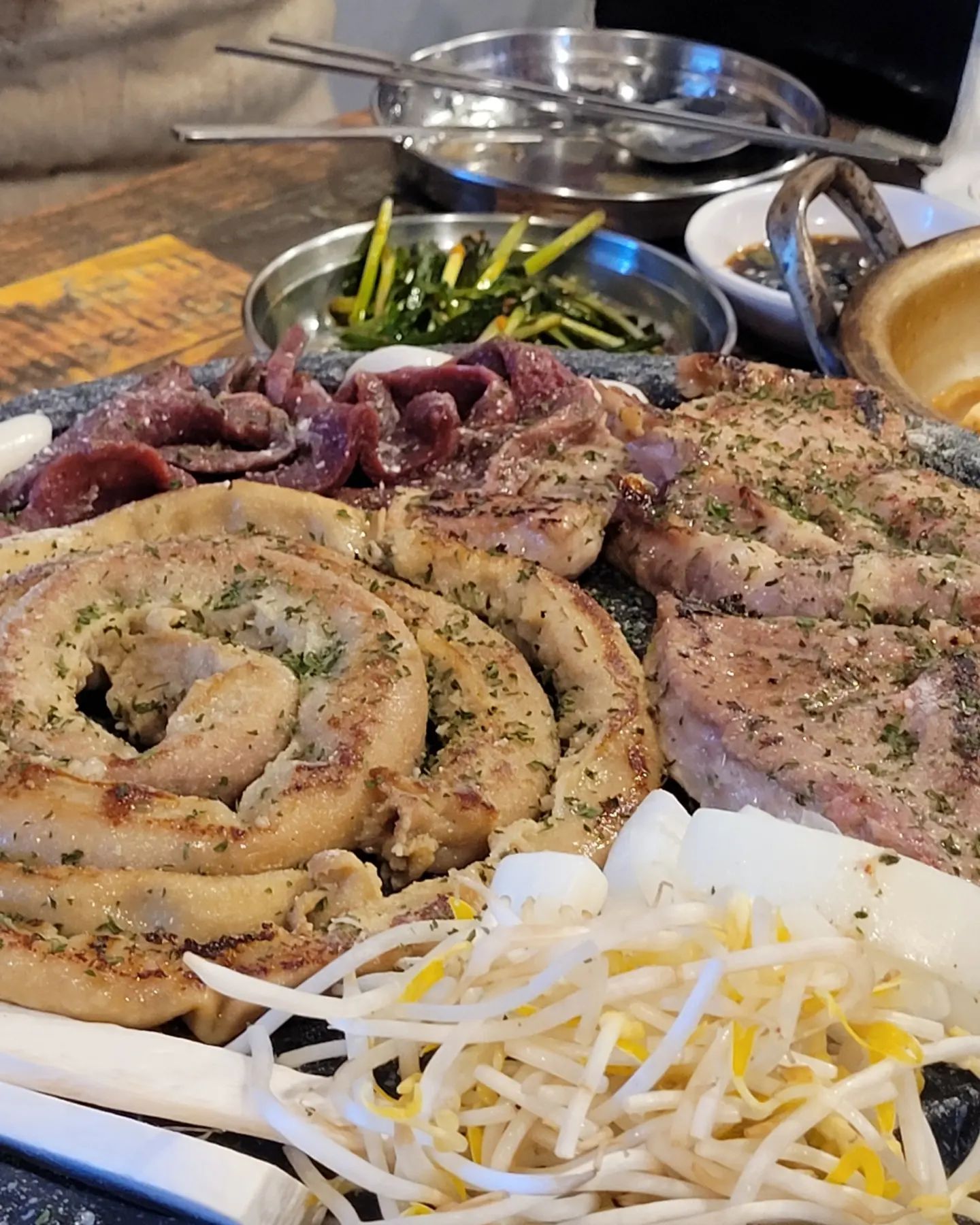 안녕하세요 코리아 막창수호자 냉편입니다.

세상은 막창을 먹는 자와 그렇지 않는 자로 나뉜다.

이 말은 누가한걸까요?

네 바로 제가 한 말입니다.

곱창 막창 애호가들은 그 쫄깃함과 곱의 포슬포슬함을 좋아하기 때문에 먹지만요.

곱창 막창 불호가들은 맛난 살코기가 널렸는데 비싼돈주고 왜 부속고기를 먹냐며 비판합니다.

저도 예전엔 불호가였는데요.

먹다보니 매력적인 음식이라는 것을 알게 되었네요.

하지만 여전히 살코기를 냅두고 꼭? 이라는 생각은 가끔합니다.

이곳은 강릉시에 위치한 곱창백화점이라는 곳인데요. 양도 넉넉한 동네 인심좋은 곱창집입니다. 어디 아파트 앞에 상가에 있는 작고 강한 맛집입니다.

소 부속고기를 전문으로 하고있구요 저희는 소곱창 막창, 그리고 볶음밥을 시켜먹었습니다.

맛은 환상의 맛이였습니다.
쫠깃한 식감의 막창이 입천장을 때리는데 그저 얻어터질 수 밖에 없었네요.

잘 먹었으니

저는 물러나보겠습니다. 그럼 이만.

#곱창 #막창 #강릉맛집 #곱창맛집 #막창맛집 #강릉맛집추천 #막창맛집추천 #현지인맛집 #맛스타그램 #먹스타그램 #먹팔 #선팔맞팔 #선팔 #맞팔 #선팔하면맞팔 #팔로우반사