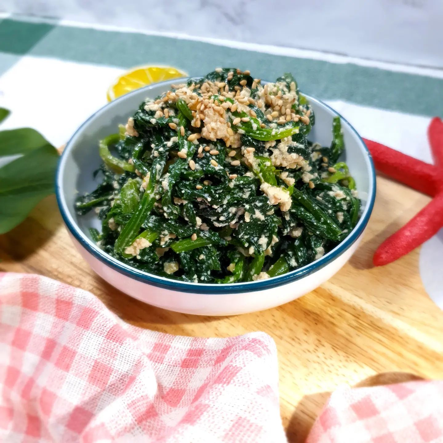#샐러리요리 #샐러리두부무침 #샐러리무침🌿 샐러리의 강한 맛을 잡아줄 두부넣어 부드럽게 무쳤어요.

진간장 소금 마늘 액젓넣고 소스만들어주세요
두부는 면포에 꼭 짜주세요.