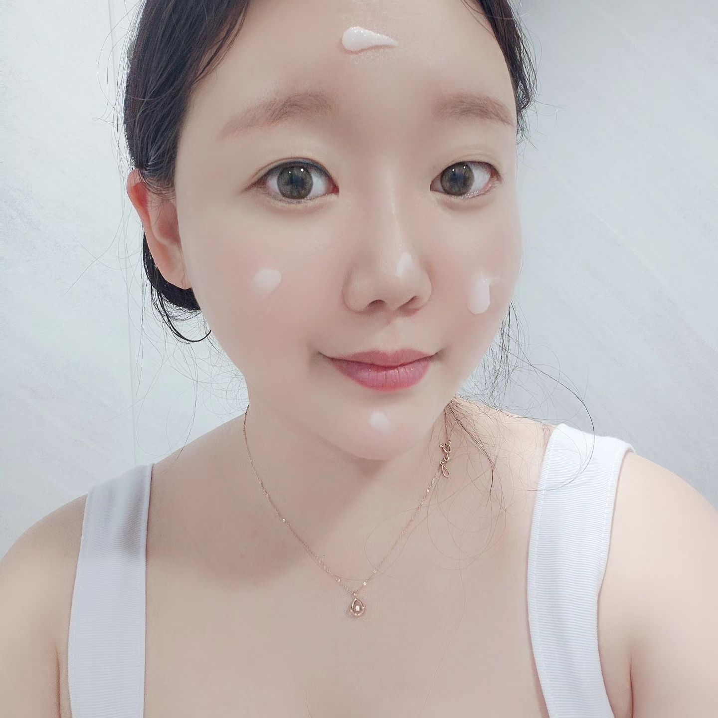 #광고

요즘같이 더운날 각질제거 안하면 화장 전부 들뜨는거 아시죠???😆😆😆

이번에 메디필에서 100%식물성 곤약으로 자극없이 묵은 각질 제거를 할수있는 래드락토콜라겐곤약필링젤이 
올리브영에 새롭게 출시되었어요!!👍👍

피부 10층까지 깊은 보습을 해주기때문에 메이크업을 했을때도 들뜸없이 화장이 찰떡같이 잘먹더라구요😊
제가 피부가 극도로 예민한 편이라 필링젤도 함부로 잘 못쓰는 편인데😢😢
레드락토콜라겐곤약필링젤은 진짜 자극없이 각질이 부드럽게 제거되서 
각질제거 후에 산뜻한 느낌까지 나더라구요🫶
올리브영에서 만나볼수 있으니
빨리 달려가서 겟!!!하세요😆

* 레드락토콜라겐곤약필링젤 꿀팁하나!!
하얗게 올라온 팔꿈치, 발꿈치, 복숭아뼈에도 부드럽게 롤링해주면 보드라운 팔꿈치, 발꿈치, 복숭아뼈를 보실 수 있어요!
(요즘같은 노출의 계절에 미리미리 준비해야죠!!)

💚메디필레드락토콜라겐곤약필링젤은 올리브영에서 만나보실수 있어요!
(6월10일부터 시작되는 올리브영 강남타운점 팝업에서도 만나볼수 있답니다:)💚

#협찬 #스킨이데아 #메디필 #medipeel #메디필곤약필링젤 #레드락토콜라켄곤약필링젤 #필링젤 #곤약필링젤 #콜라겐필링젤 #저자극필링젤 #올리브영필링젤 #메이크업밀착템 #올리브영각질제거 #올리브영필링젤추천 #올리브영추천템 #올리브영콜라겐 #메디필콜라겐필링젤 #올영세일 #올영세일추천템