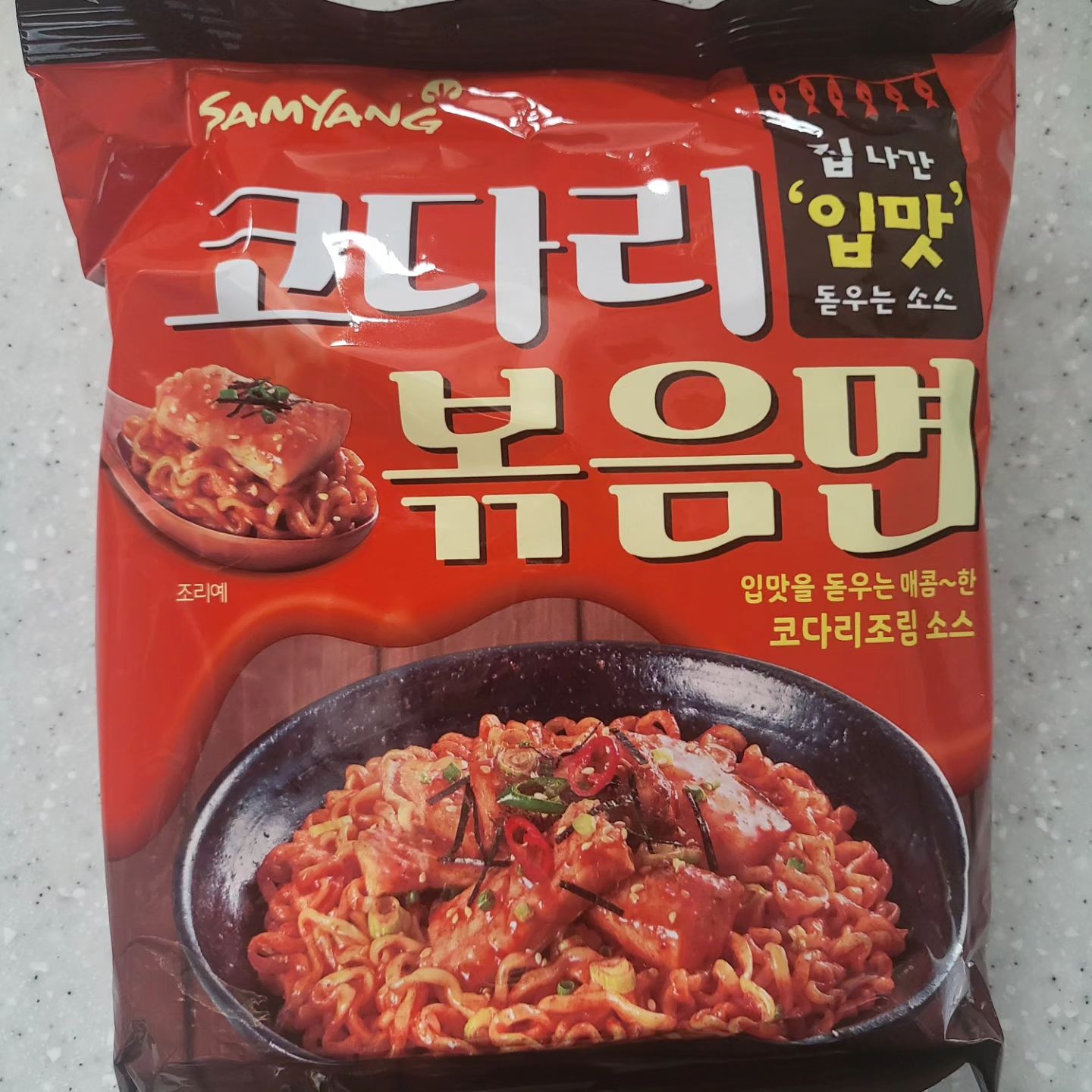 가장 호불호 있는 반찬의 라면화, 삼양 코다리볶음면

지난 2022년 9월에 출시한 삼양식품의 '코다리 볶음면'을 먹어보았다. 
코다리 조림이라고 하면 급식 같은 곳에서 가장 호불호 심한 반찬들 중 하나로 많이 알려져있다.
집에 한봉지가 하나 숨겨져 있길래 한번 먹어봤다.

구성은 면,액상소스, 후첨 후레이크.
볶음면 방식으로 만들어 먹으면 된다.

맛은 확실히 일반 코다리조림이 생각 나는 맛.
자극적이며 달짝지근한 맛이 강하다.
단맛 외에도 매운맛이 확 올라와서 매콤달콤한 맛을 확 느낄수 있다.

면이 좀 아쉬운게 삼양 특유의 조금 푸석한 식감의 면이 여기서도 느껴졌다. 그래도 소스가 면에 확 들어와서 맛 자체는 만족스러웠는데 맛을 면 식감이 확 깨는 느낌이었다.
--
평점) 3.5/5
재구매 의사) X
--
#코다리볶음면 #라면리뷰어 #라면덕후 #삼양식품 #삼양코다리볶음면 #코다리조림 #이색라면 #라면리뷰 #라면🍜 #라면스타그램 #면스타그램 #ramyun #korean