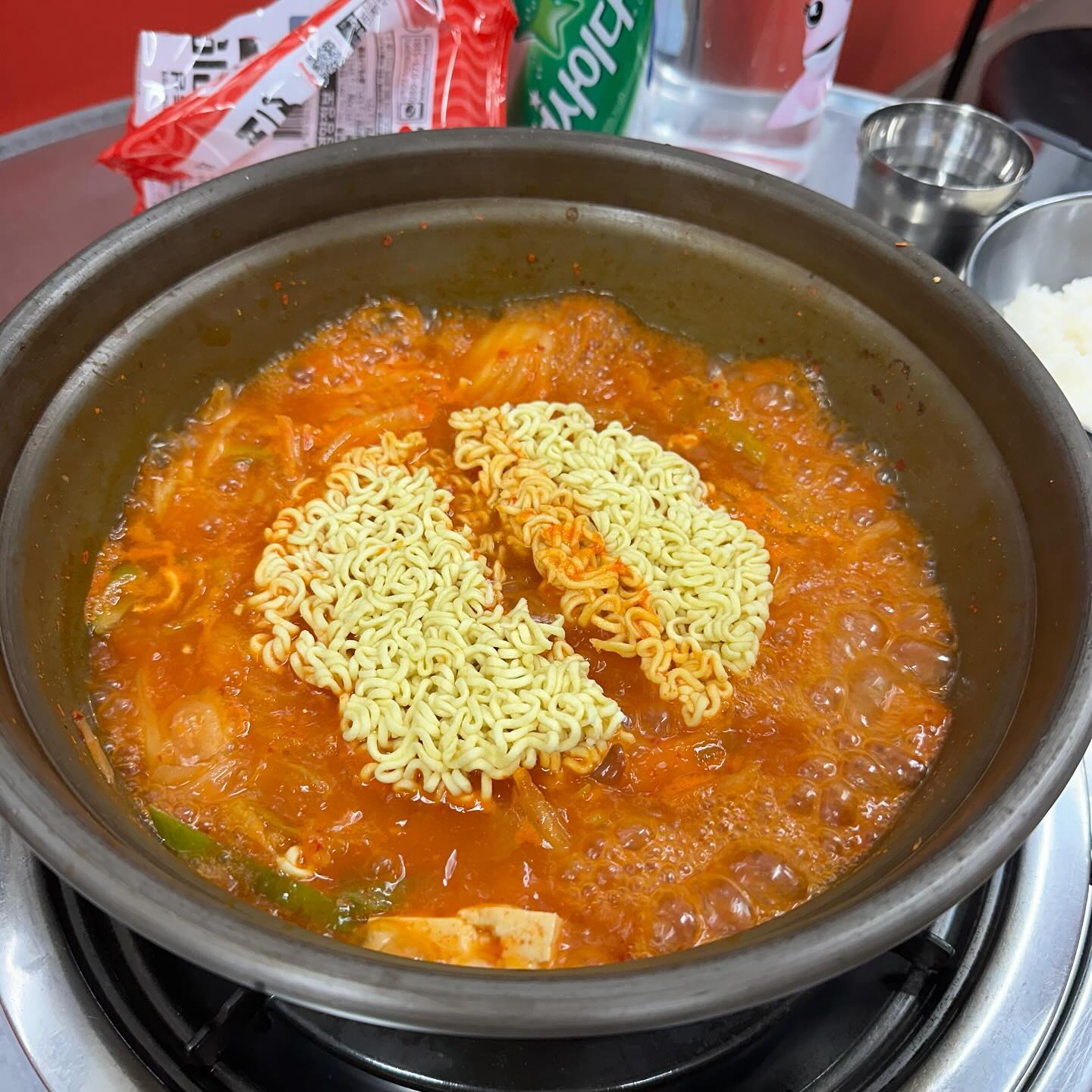 🐥용인_ #백채김치찌개용인명지대점 

이제 용인 맛집이 자주 등장할 예정인데요! 한번씩 생각나서 다녀오는 김치찌개집을 소개드려요! 저희는 주차는 공용주차장에 주차하고 걸어서 가는데 주차도 가능하다고 나와있더라구요! ദ്ദിᐢ._.ᐢ₎ 주차 가능한 밥집 요즘 운전을 시작해서 그런지 너무 중요해요! 지금까지 운전해서 맛있는곳 데려가준 예랑이에게 너무 고마워지는 순간,,!
아무튼 갑자기 뭐먹을까 하다가 김치찌개 먹자! 해서 또 다녀왔답니다!

저희는 주로 2인세트 주문해서 먹는데요! 라면사리에 계란말이까지 나와서 든든하게 맛있게 먹을수있어서 좋았어요! 김치찌개는 고기만 또는 고기반+햄반 으로 선택할수있는데 고기 러버는 고기만!(ง˙∇˙)ว
보글보글 끓여주다가 고기가 통으로 나와서 고기 자르고 라면사리 넣고 익혀서 냠냠하면 정말 최고!!! 거기다가 계란말이까지 나오니 정말 집밥 먹고싶을때 딱인거 같더라구요! 집나와서 느끼는건 엄마밥이 정말 소중했다는거(˙ᴖ˙ก̀) 한번씩 본집 가면 밥이 어떻게 이렇게 맛있는지~계란말이는 치즈계란말이랑 그냥 계란말이가 있었는데 제 입맛에는 그냥 계란말이가 더 맛있었어요! 치즈 듬뿍 넣어주시긴 하는데 맛있지만 일반 계란말이가 더 잘어울렸답니다!

사실 반찬이 있을줄알았는데 계란말이에 김치찌개만 있네 싶었는데 다른 반찬이 필요가 없었어요! 인원수 맞게 주문하면 밥 한번 더 리필 가능한데 밥도 많이 주셔서 저랑 예랑이는 딱 맞았답니다! 그래도 먹기 전까지는 두번 먹어야지 하고는 먹는데 모자르지 않았어요!˘◡˘

김치찌개 말고도 다른 메뉴도 있었는데 다음에 다녀올때는 김치찌개 말고도 두루치기도 먹어봐야겠어요! 김치찌개도 맛있는데 다른것도 뭔가 맛있을 것 같은 그런 느낌적인 느낌~(▰˘◡˘▰) 김치찌개 좋아하시는 분들 추천드려요~

🥘2인 세트(김치찌개 2인분+달걀말이+라면사리) : 24000원
🥤사이다 : 2000원

📌경기 용인시 처인구 명지로40번길 9 지석프라자 1층 101호
📌매일 11:00 ~ 22:00