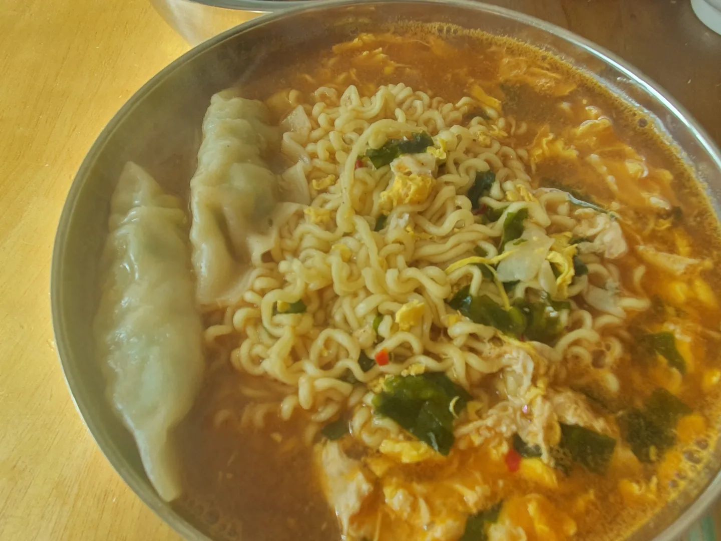 안성탕면+비비고왕교자!!!!
얼마만에 라면이냐~~~
김장 나막김치랑 환상의궁합!!!!

#라면 #안성탕면 #만두추가 #계란추가