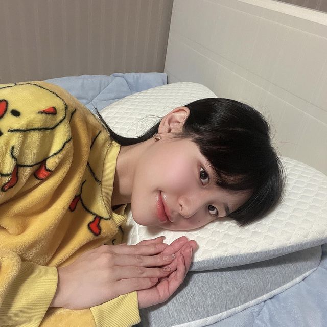 허락할 許 옥소리 玎 on Instagram: "#광고 [Luyan] 긴잠 베게 (경추 기능성 베개) 저 몇년만에 베개 베고 꿀잠자요..🥹 10대 때부터 어깨통증 때문에 베개를 아예 못 베고 잤었는데요 어깨 아파 보