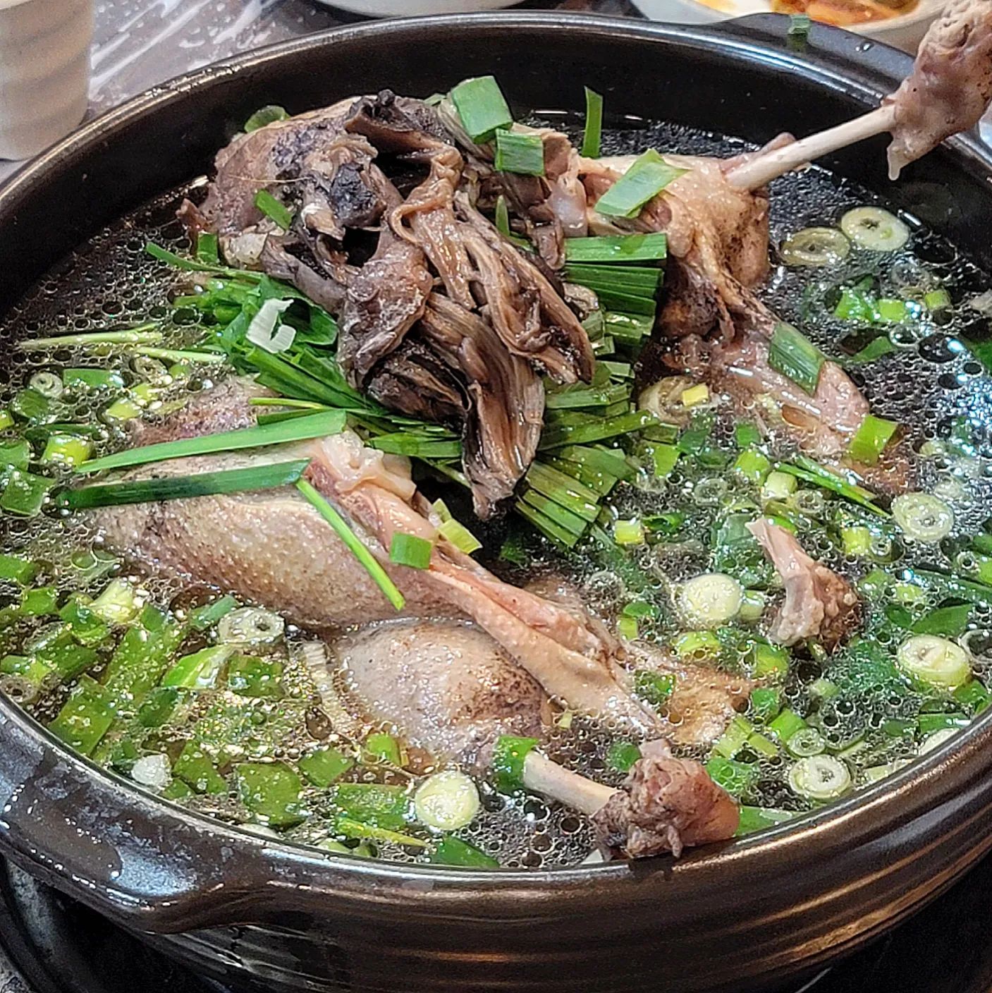 날이 추워지면 따뜻한 오리백숙 필수잖아요 !
그래서 다녀온 #이리오리 입니다 😋

백숙은 예약이 필수라고 해서
미리 전화예약 후 방문했습니다 !
시간 맞춰 가니 능이오리백숙이 금방 나왔어요 😍

능이버섯과 오리에 조합은 말해모해..
완전 보양식 그 자체 아닌가요 ☺
거기에 이집 오리주물럭은 정말..
처음에 먹은 주물럭이 모자라 추가주문 했습니다 😂
정말 맛집 인정입니다 !

친절한 사장님이에 몸 보신으로 딱인
익산 이리오리 ! 
다들 한번 다녀와보세요 ❤

#익산오리백숙 #익산능이백숙 #익산백숙 #익산몸보신 #익산오리주물럭