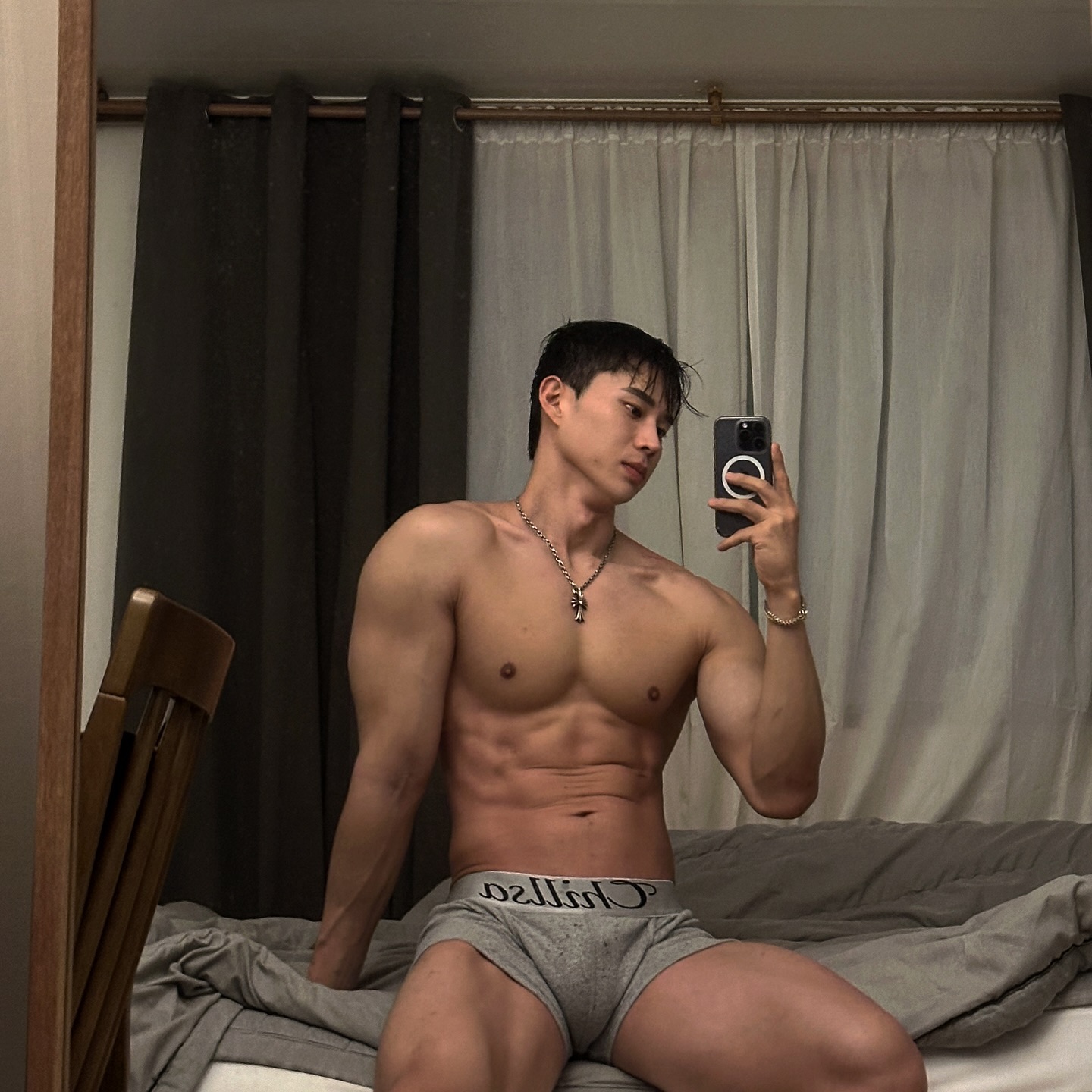 연말이라 집 구조 바꿔봤어요:)

예전에는 매일 아침 거울을 보고, 체중계에 오르는 내가
너무 압박감을 가지며 살고 있다고 생각했었는데

이제는 압박감 보다는 내가 좋아서
내 몸을 사랑하니까 가꾸고 싶기에
이렇게 갈대같은 마음으로 😅
다시 침대 옆으로 거울을 옮겼어요

종종 이 공간에서 자연스러운 바디체크 사진 보여드릴게요📸
-
-
#바디체크✔️ #운동기록 #거울샷 #칠사 #칠사언더웨어 #언더웨어추천 #언더웨어 #속옷추천