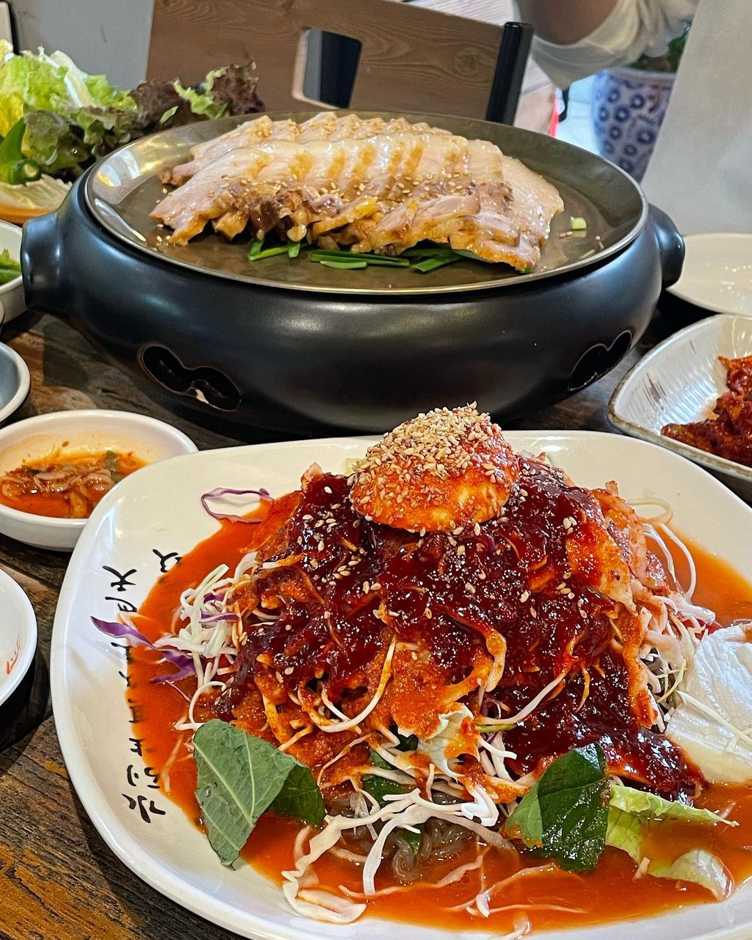 밥심으로 사는 먹깨비 커플_밥플🍚 on Instagram: “왕십리 로컬 맛집_호야네 족발 안녕하세요💕 오늘은 오랜만에 보쌈에 막국수가 땡겨서 먹으러 왔어요~! 아직 저녁시간 전 인데도 사람들이
