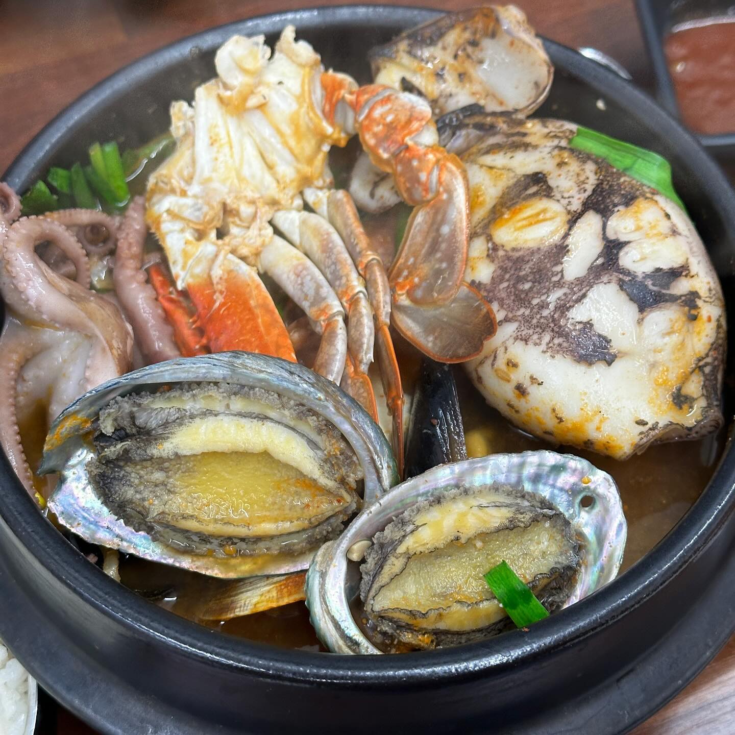 #협찬

제주도식 해물뚝배기!
제주식된장으로 비린맛도 없고
구수하면서 매콤하면서!
이걸 어찌 설명해야할 지 모르는 감동!

#해산물들 실한거 보세요!!
제주식이란 말에 걸맞게
신선한 해산물들이 가득 들어서
뭐가있나 찾는재미!

당일공수한 해산물들이래요! 
알차다알차ㅠㅠ

튼실한 게와 전복이 세개 네개?
낙지 오징어 조개에
#딱새우 등장! 깜짝놀라버려!

#인삼 한뿌리 삭 먹으며 입맛돋구고
여기 감동이네요..
집가려는데 핫팩까지...

사장님이 하나하나 친절하게
알려주시고! 필요한것 척척!
맛뷰터 서비스까지 감동받고 왔어요!

seafood_earthenpot 
#명품해물뚝배기 여기여기! 
강력추천해요😊

경기 김포시 양촌읍 양곡리 
412-3 1층 명품해물뚝배기

#명품해물뚝배기#제주식해물뚝배기#해물뚝배기맛집#김포맛집#김포해물탕#해물뚝배기#제주도맛집#명품해물뚝배기#얼큰한국물#김포해물뚝배기#먹스타그럄#먹팔#저메추