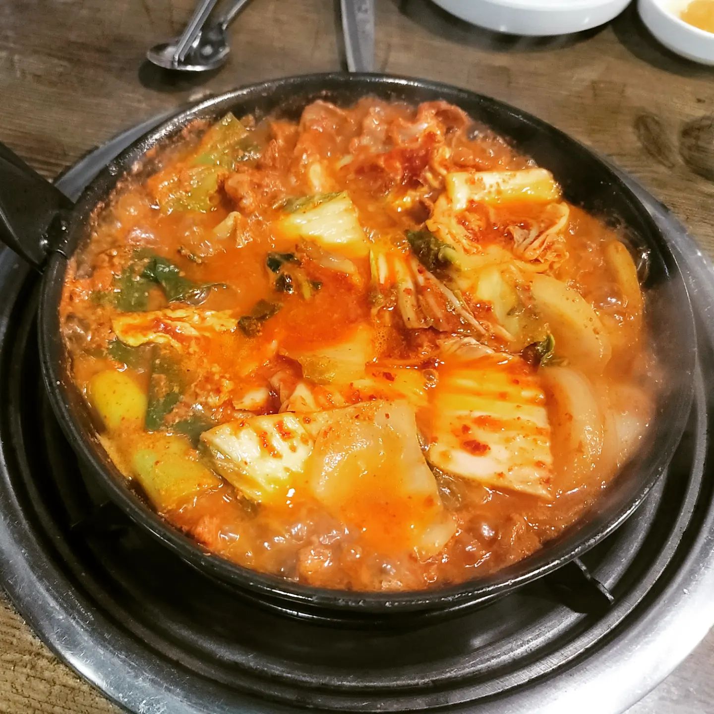 #선릉맛집 #유명환선산곱창 #오잇_강남
눈도오고 추워지고 정신없는 하루..퇴근후 가볍게 한잔하고 갈 수 있는곳! 국물 자작한 곱창전골에 소주 한잔 털어내면 그게 바로 하루의 마무리 아닐까요~ 오늘따라 생각이 많이 나네요....

유명환 선산곱창은 선릉역 부근에 있어요 지인의 소개로 가게됐는데 어머님도 친절하시고 특히 8분 타이머를 주시는데 째각째각 기다림이 나름 재밌습니다. 김치와 양파, 대파, 곱창, 돼지부속 등이 들어가 있고 국물맛도 나름깊고 맵지 않아요. 손이 계속 갑니다! 국물에 소주한잔도 딱이고 특히 마지막에 볶음밥은 꼭 드세요! 볶음밥 맛집입니다~ 곱창 가격도 1인분에 12,000원으로 가격도 적당해요. 기회되시면 가보셔도 좋을것 같아요~

네이버 검색창에 @오잇 검색하셔서 보시거나 혹은 프로필 링크를 클릭해주세요!
.
.
.
#음식스타그램 #먹스타그램 #먹스타맞팔 #먹스타맞팔환영 #곱창맛집 #곱창전골 #선릉 #곱창전골맛집 #선릉역맛집 #jmt #존맛 #존맛탱 #맛집 #맛스타그램 #소통환영 #소통 #선팔하면맞팔 #음식추천 #추천음식 #추천메뉴 #메뉴추천 #맛있다그램 #저녁 #저녁메뉴 #강남맛집 #푸드스타그램 #내돈내산