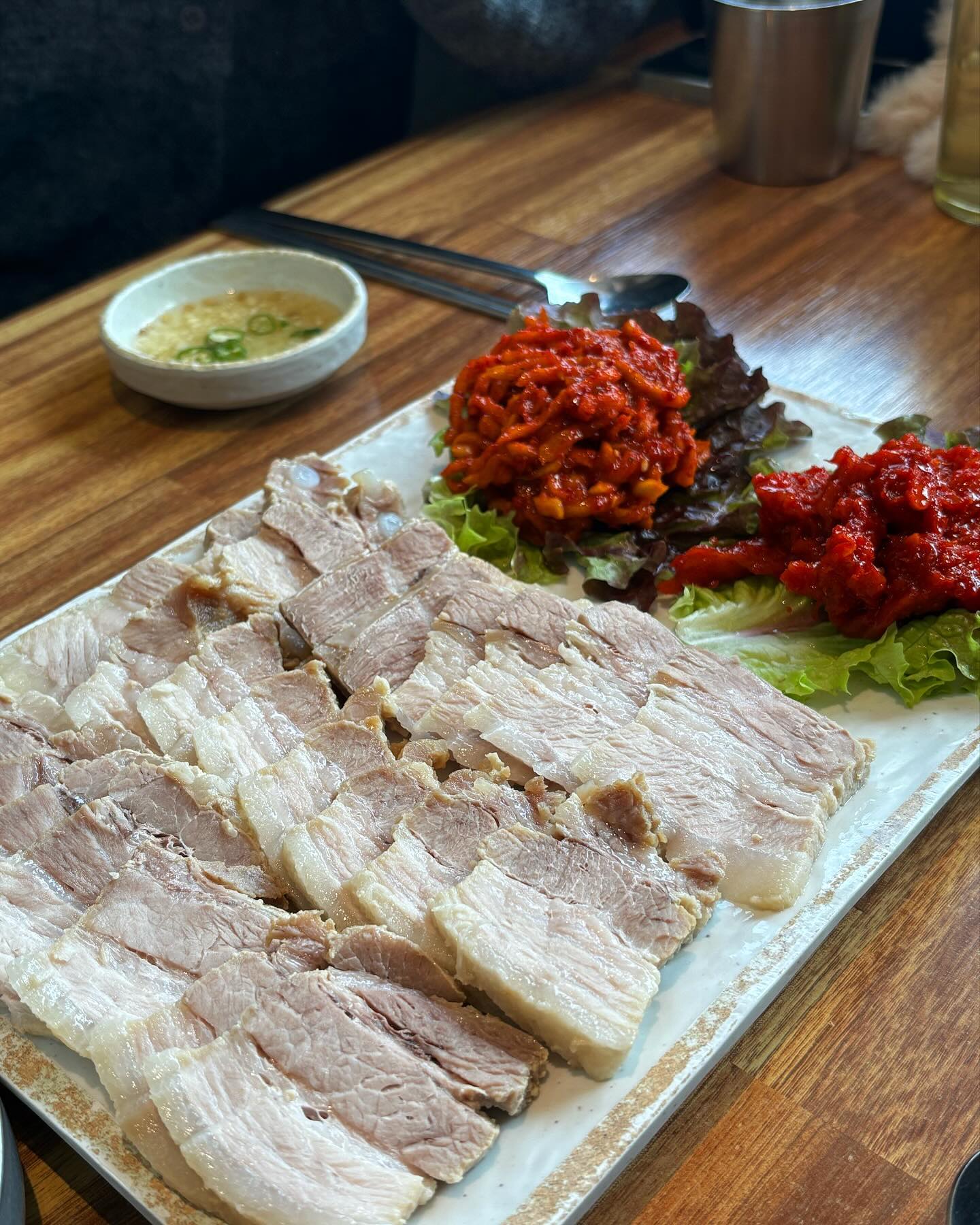 🏠기와메밀막국수

🥓수육
🍜물막국수

경주에 핫한 막국수집! 오픈런했더니 웨이팅은 없었습니다.
개운한 국물이 일품 면도 쫄깃하니 시원한 국물이랑 호로록 흡입 수육은..고기..말해뭐해..촉촉야들 넘 맛있죠 황태무침이랑 오구락지가 맛x100 날씨더워지면 계속 생각날듯합니다😋

#경주 #경주맛집 #황리단길 #경주여행 #기와메밀막국수 #막국수 #경주핫플 #경주밥집 #경주가볼만한곳 #먹방스타그램 #먹부림 #대구