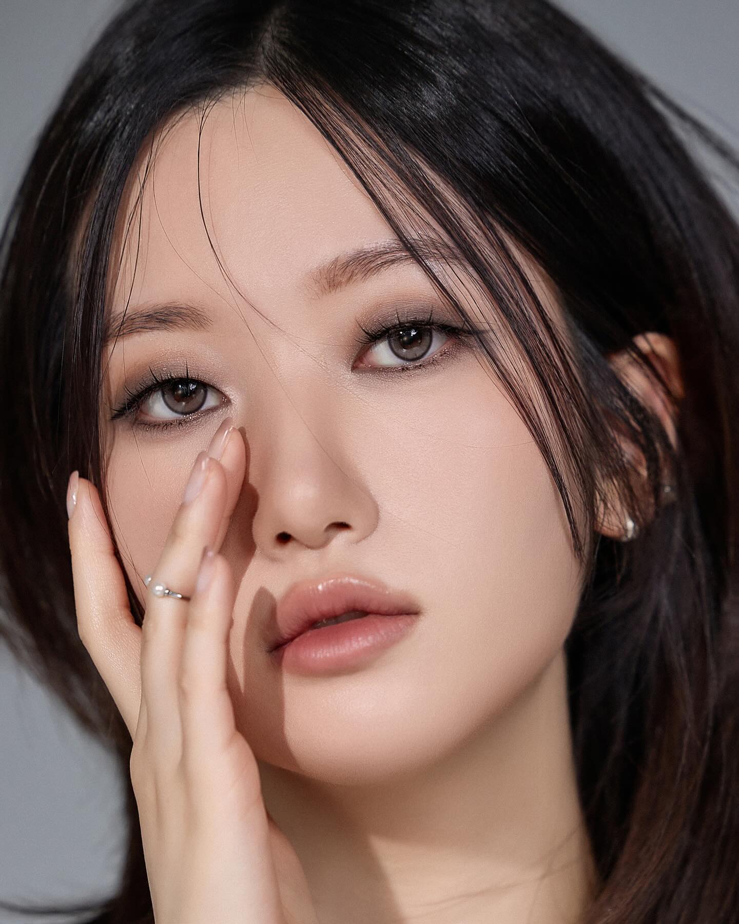 다 잘나와서 첫장4시간 고민하다 올리기
편안하고 즐겁게 메이크업이랑 촬영을 할 수 있게,
좋은기회 만들어주셔서 감사해요🖤
프로필은 모노즈 X 글로리

  monozstudio 
M glorybeauty_official_ 
H glorybeauty_hyomiin 

#대구프로필#대구프로필사진#대구스튜디오#모노즈스튜디오

#메이크업#스모키#스모키메이크업#무쌍#무쌍메이크업#프로필메이크업#글로리#글로리뷰티#글로리뷰티스튜디오