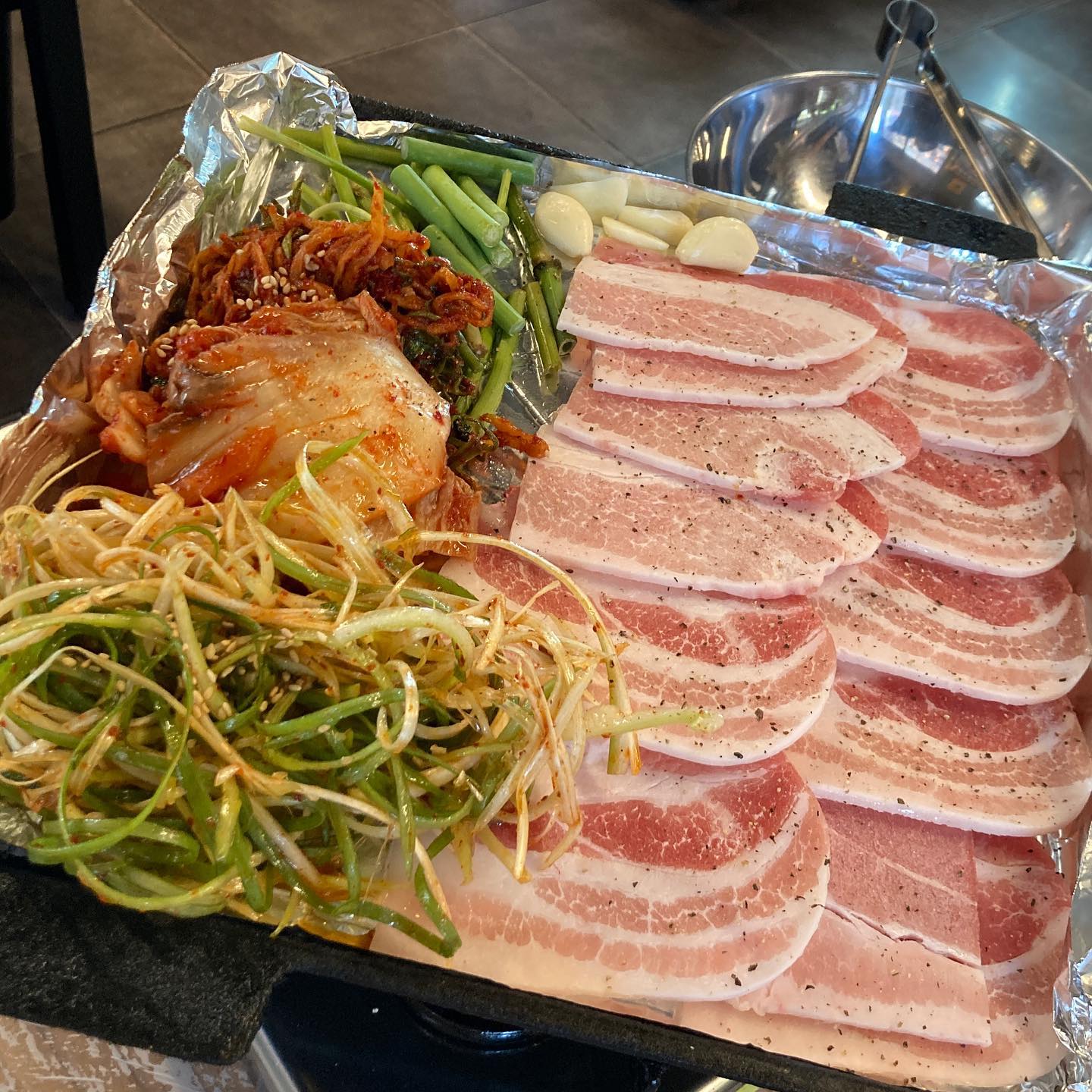 ✨냉동삼겹살이 맛있는 곳 88로타리집 홍대점 #협찬 

88로타리집 홍대점에 다녀왔어요☺️
고기와 곁들임 반찬이 나오는데 한 쟁반 풍성하게 나오더라구요 
불판에 세팅해주시는데 먹음직스러워서 기다리느라 힘들었네요😋

쌈에 고기 올려서 파채와 다른 반찬을 곁들여 먹으면 최고의 맛✨👍
곁들임 반찬이 솜씨가 정말 좋더라구요
장도 쌈장 뿐만 아니라 쯔란까지 다양해서 여러가지 즐길 수 있어요💟
고기에 빠질 수 없는 볶음밥 ❣️
볶음밥까지 너무 만족스럽게 클리어

그리고 사장님이 되게 쾌활하시더라구요
인사 한마디도 기분 좋게 하시더라는☺️

홍대에서 가성비 좋은 고깃집 찾을 때 즐기기 딱 좋은 곳입니다💟

#홍대고기맛집#홍대삼겹살맛집#홍대삼겹살#합정고기집##홍대맛집추천#홍대맛집#홍대맛집추천#홍대고기집#홍대고깃집#홍대데이트#홍대삼겹살맛집#홍대냉삼#서교동맛집#서교동삼겹살#서교동데이트#마포맛집#마포고기집#마포데이트#마포맛집추천#88로타리집홍대점