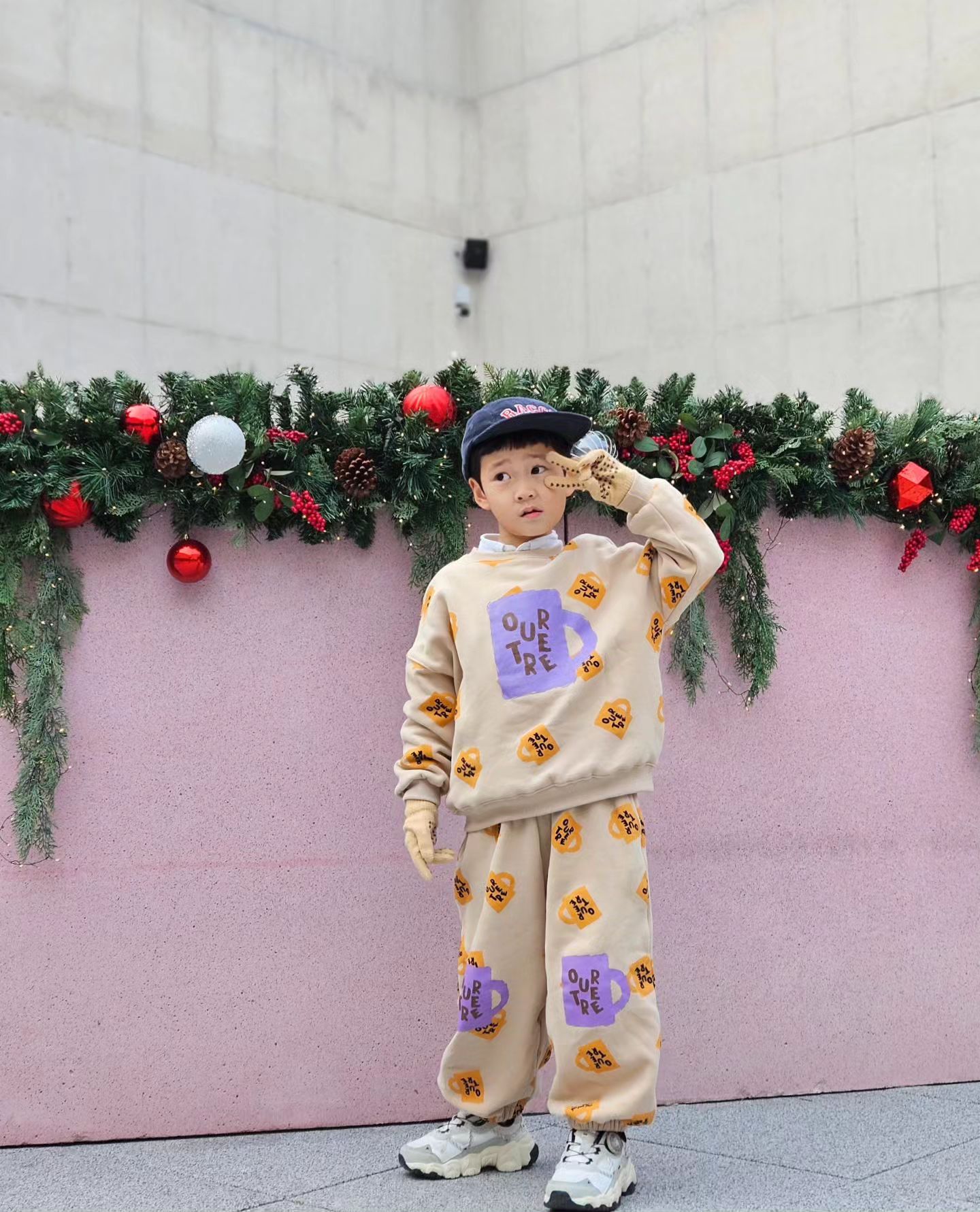 요즘은 어딜가도 크리스마스 분위기라
너무 좋음 🎅🤶🎄

대형트리뿐만아니라 
귀여운 트리소품들로 꾸며져서
사진찍기 좋은 #목적지나인

집에 트리 꾸미고 싶어하는 겸이..
카페에서 보는걸로 만족하자 🥹

#안성트리카페