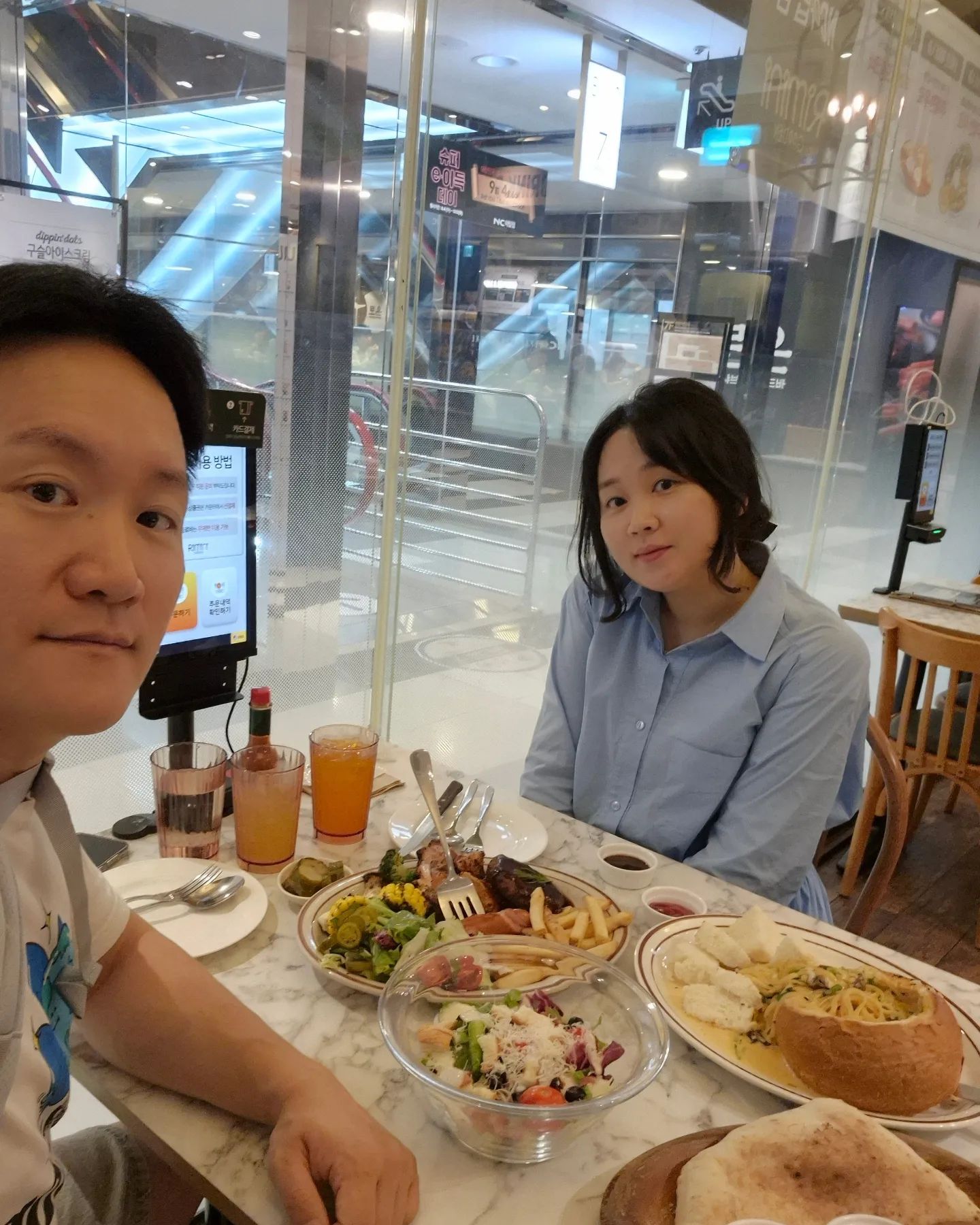 #협찬 

오빠랑 아가랑 날 좋은날 나들이도 하고 
맛있는 음식도 먹고 왔어요💗

NC야탑점에 있는 리미니 라는 이탈리안 레스토랑 인데
여름 신메뉴로 BBQ플래터가 출시됐더라구요
오븐에 구운 닭다리살, 함박스테이크, 소시지와 야채, 소스가 한 플레이트에 나오는데 엄청 푸짐하고,
시즌음료와 함께 나오는 세트메뉴도 있었는데 2인이 먹기에 딱 좋아보였어요😋

평일 런치 11시-15시에 가면 리미니 시그니처 샐러드를 무제한으로 먹을수 있구요, 1인 1메뉴 주문 시 갓 구워 뜨거운 식전빵과 음료바도 무제한으로 즐길 수 있어요 
NC신구로, 동아쇼핑대구점은 드링크바 특화매장 인데,
-CAFÉ RIMINI _ 유러피안 티 조닝, 음료, 커피를 마음껏 즐길 수 있어요🤩

BBQ플래터와 투움바빠네, 시그니처샐러드와 함께 먹었는데
메뉴 하나하나 다 맛있더라구요
또다시 생각나는 그런 맛! 분위기도 좋고 매장도 넓어서 쾌적하고 좋았어요

배달의 민족, 쿠팡이츠에서도 이용 가능하니 (강서점 제외) 
집에서도 간편하고 맛있는 이탈리안 요리 즐겨보세요 🫶🏻

-

#야탑NC백화점맛집리미니 #야탑역맛집 #야탑화덕피자 #야탑동파스타 #플래터맛집 #브런치맛집 #외식추천 #모임추천
rimini_garden