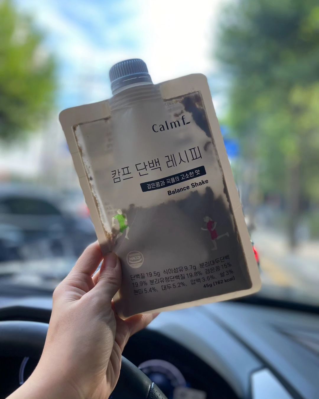 저녁 대신 먹었던 캄프단백레시피! 사실 쉐이크로 배고픔이 달래질까싶어서 샐러드를 먹을까 닭가슴살을 먹을까 엄청 고민하다가 알게된 단백질쉐이크🤍
 쉐이크 가루 안에 현미볶음압맥이 들어있어서 씹는맛까지!!! 뭔가 마신 느낌이 아니라 무언가 먹은 느낌이들어서 확실히 포만감이 오래 가는게 느껴졌다!
캄프단백질레시피는 단백질이 1일 함량의 30%이상이 들어있고 식이섬유도 타사 대비 3배 많이 들어있어서 한끼 식사대용으로도 너무 괜찮은 제품이었고 당은 2.3g 아주 극소량 들어있어서 엄청 달지도 않고 고소한 미숫가루맛이나서 맛까지 굿굳!
제일 좋은건 아무래도 휴대하기 너무 편했고 물이나,우유만 넣고 흔들면 금방 녹기도하고 따로 설거지 안해도된다는게 아주 맘에 들었다🤭 물도 괜찮지만
 우유랑 먹었을때가 훨씬 포만감도 있고 맛도 있어서 우유로만 진하게 먹었다~ 비리맛 전혀 없는 검은콩으로 만든 캄프단백질레시피 추천해요👍🏻
-
#식사대용#다이어트#단백질쉐이크#곡물쉐이크