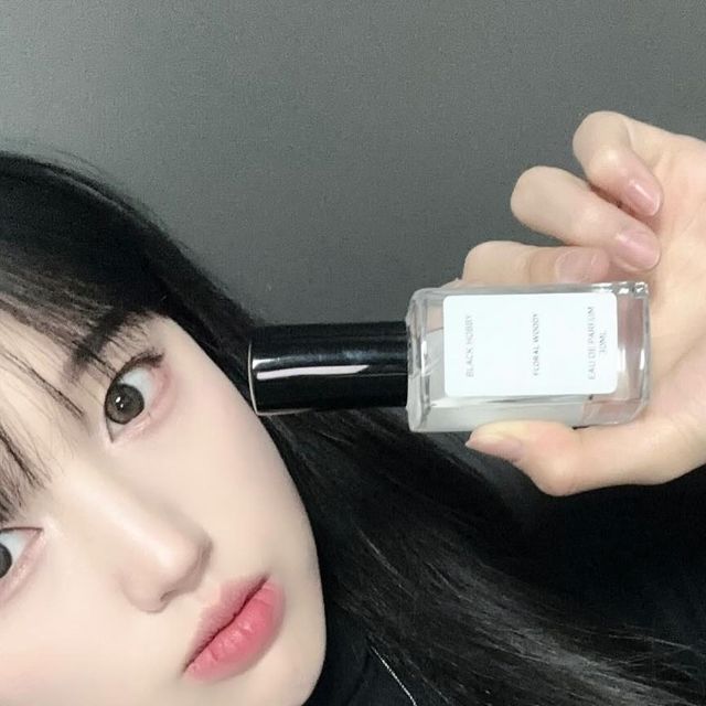 이가은 on Instagram: "#협찬 @blackhobby_official 꽃 향기와 우디향이 적절히 섞인 섬유향수 🤍 나 처럼 향에 예민한 사람들은 향수고르는데에도 신중하잖아🤍 꽤나 추천 합니다🫂 . . . .