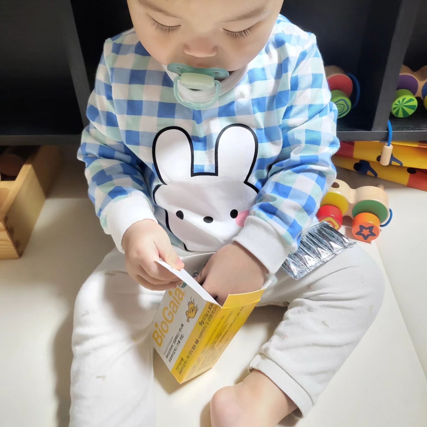 #똑닥 #바이오가이아 #제품제공

도윤이 신생아때부터 넘 잘먹고 지금까지 꾸준히 먹였던 바이오가이아! 이번에 가루타입으로 만나보게 되었는데 세상 편하고 깔끔하고! 매일매일 정량으로 주기에 너무 좋더라구요.

한포씩 포장이라서 여행이나 외출시에 짱편안한 휴대성! 그리고 무엇보다 장까지 살아가는 특허 받은 유산균주가 들어있어 더 좋은데 저는 지금 도윤이한테 아침마다 우유에 섞어주고 있는 만큼 어디에든 섞어서 줄 수 있어서 아기들에게 완전 짱짱 좋아요. 물론 어른도 굿굿!

글루텐 프리, 무감미료&무항료 그리고 오직 프로바이오틱스만 함유된 정직한 제품이라서 더 믿음이 가고 매일매일 꼭 챙겨주고 있습니다!

똑닥X바이오가이아로부터 제품을 제공받아 체험한 솔직 후기입니다