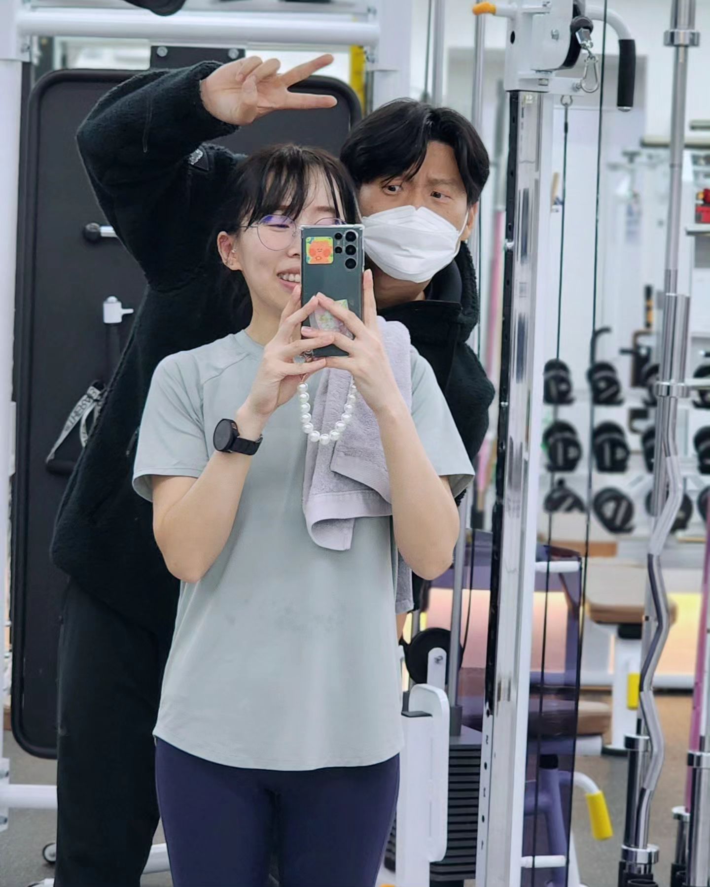#어운완
엊그저께 수업 끝나고 오랜만에
오운완 찍으려는데 쌤이
와다다 달려오셔서 포즈 취하심👻

#운동기록지
·버피+푸시업
·점핑 크로스 런지
·크랩 워킹
·암 워킹+숄더 탭
·크런치
·유산소 걷기30분(경사15, 속도4)

#운동인증 #pt후기 #직장인운동 #운동하는여자되기 #오가닉피티