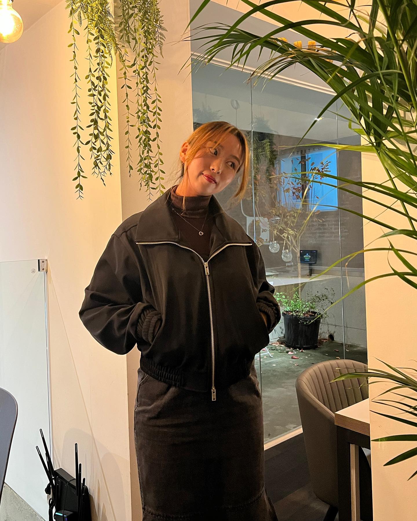 추운날엔 분위기 좋은 곳으로 튀튀🤍

-

블랙자켓은 살앙이야🖤

🧥 vivabrown_official 

#비바브라운 #크롭자켓 #목폴라코디