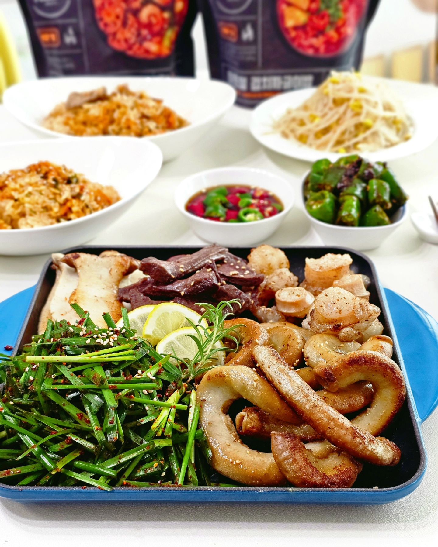 #협찬
소곱창, 한우 대창, 염통 좋아하는 사람 손🙋‍♀️
주문 폭주 조기품절되기 전에 얼른 준비하세요

▫️새벽식당 곱이 꽉 찬 가성비 끝판왕 소곱창은
곱이 흘러요~
합리적인 가격은 물론이고 곱까지 가득

도축 후 바로 세척 자숙, 포장 전 자숙.
2중으로 품질관리된 소곱창 만을 사용
잡내없이 곱이 많아 만족도가 엄청 높아요.

질기지않고 쫄깃하면서 부드러운 식감 자랑하는 새벽식당만의 비법
연육 레시피로 만들어지고요.
달짝 지근한 간장소스까지 함께
풍미좋은 맛으로 드실 수 있어요.

▫️한우 염통은 쫄깃하면서도 부드럽고 특유의 풍미가 제대로.
육향 진하고 씹는 맛 좋아 술 안주 최고구요.

▫️한우 대창은 겁나게 통통
입 안 가득 퍼지는 고소한 육즙이 폭발해요.

새벽식당 소곱창, 한우 대창, 한우 염통
이제 집에서 캠핑장에서
맛집 그대로의 맛으로
합리적인 가격으로 푸짐하게 즐기세요.

▫️그리고 하나 더
새벽식당의 히트밀 발열 전투식량도
등산, 캠핑시 필수에요.
든든한 누룽지, 교동짬뽕, 마라샹궈, 김치짜글이, 나주곰탕
종류도 5가지.
봉지 뜯어 물 부어주고 10분만 기다리면 끝.

야외에서 불없이 물만 있으면 이런 다양한 메뉴가 가능
맛도 상당한데요.
짜게 느껴진다면 물 조금 더 추가 입맛에 맞게 조절해서 드시면 되세요.

가을은 캠핑의 계절
새벽식당으로 준비해보세요.

소곱창 7,900
한우대창 7,900
한우 염통 4,700
발열 전투식량 3,500~
가격 미쳤다!!그런데 지금 할인중 와우!!

📍네이버 새벽식당 🔍
dawnresto

#새벽식당 #캠핑음식 #간편식 
#비상식량 #발열 #교동짬뽕 #등산용품 #간편식품 #등산도시락
#캠핑요리 #양대창 #소곱창 #소대창 #캠핑요리필수품 #집들이음식 #술안주 곱창
#저녁메뉴 #야식 #술안주추천 #야식메뉴 
#야식추천#한우대창 #한우염통 #소곱창맛집
#우곱막#새벽식당우곱막