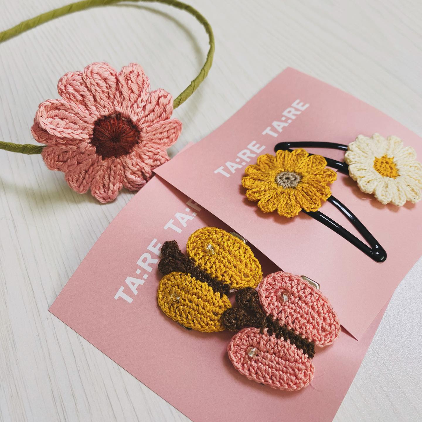 .
우리 윰니 너무 예쁜 머리띠랑 핀 선물 받았쬬

여리여리 +1
여자여자 +1
귀염귀염 +1
예쁨예쁨 +100

아직 머리숱이 별로 없어서 핀을 꽂으려면 
영혼까지 끌어와야하는게 너무 귀여웤ㅋㅋㅋㅋㅋ

#타래타래 #아기선물 #아기악세사리 #육아