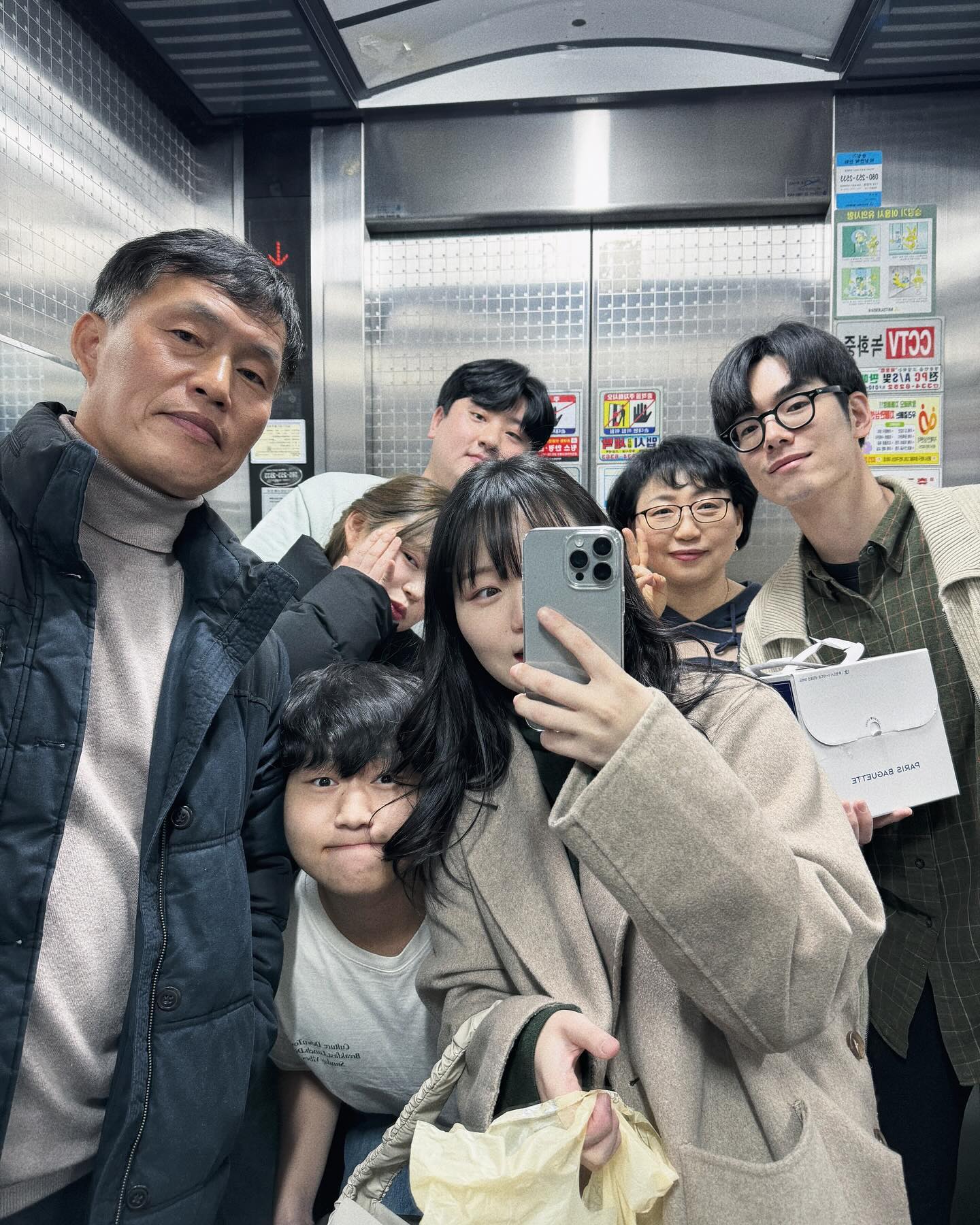 .
사랑하는 가족들과 생일파티🎂🤍
다들 바빠지고 시간내서 이렇게 다들 모이는 것도 어렵지만
그래도 힘써 모여 최고로 즐겁게 놀아버리는 우리가좍-❤️‍🔥
이제 엘베샷도 꽉 차버리는 대가족 바이브네..🫢
이 가족의 여자들과 함께사는 남자들…화이팅 짤 생성해둠ㅋㅋㅋ
뉴페이스 등장으로 앞으로의 우리가족 모임은 한층 더 웃겨질 예정😎
아 ~~~~~~ 잼써따 꿀잼🍯♥️ 다들 고마엉🫶🏻

#가족스타그램 #생일파티 #birthday