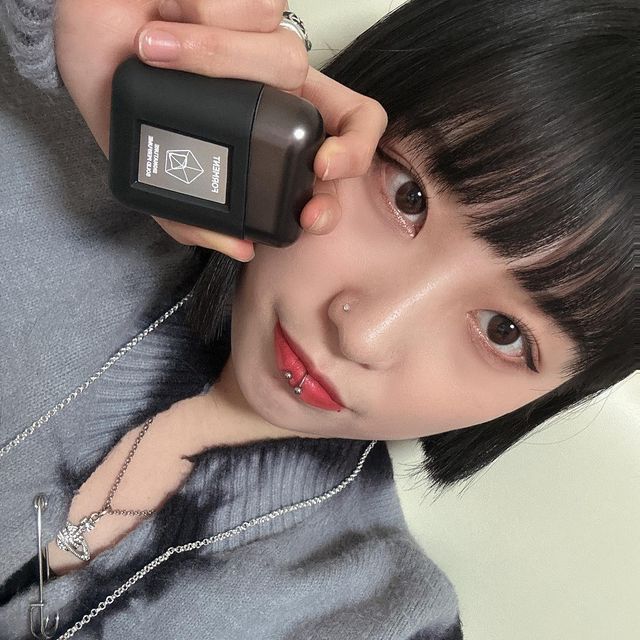 륨댕구 on Instagram: "#광고 @forment_official 향기가 오래 지속 되는 짜서 쓰는 고체 향수 “ 포멘트 솔리드 퍼퓸 ” 🖤 선착순으로 미니 래더백 까지 증정 하니 선물용으로도 최고 ✨ . . #포맨트#f