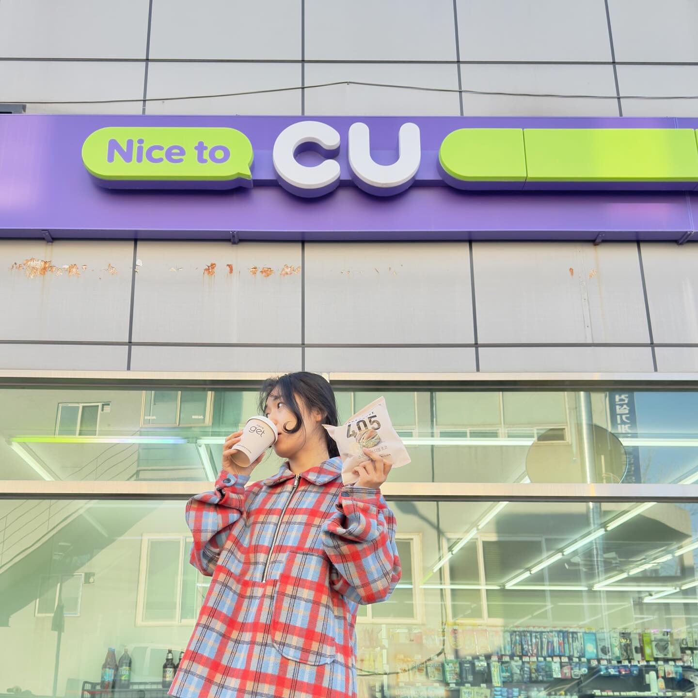 #광고
 
빵순이들이라면 다 아는 베이크하우스405🥨
근데 알고보니, CU주소에서 따온 이름이라니!! 꺄~
편의점 빵 퀄리티라고 볼 수 없는 베이크하우스405

CU 베이크하우스405 베이커리는
페스트리, 스윗허니, 브릭와플, 쿠키, 
신상 명장빵까지 다양하게 맛볼 수 있어요!

새롭게 출시한 명장빵은 대한민국 제과명장 10호 
송영광 명장과 함께 개발한 명장빵 시리즈!
원래도 CU가 빵 맛집이라고 소문나서 내친김에
명장빵 시리즈도 한번 먹어봤는데,
베이커리 전문점에서 먹는 맛으로 진심 맛도리!!!

그리고 2월 이벤트도 있어서 공유해보아요!
모두 CU포켓 깔고 할인들도 받아가보세요!

1)베이크하우스405 선착순이벤트
일정 : 2/1~2/29
매일 오전 11시 베이크하우스405 랜덤 1종 교환권 발급 
(1천장, 하루 1회씩 매일 참여 가능)

2)베이크하우스405 결제할인
일정 : 2/1~2/29
NH농협카드 결제 시, 베이크하우스405 전 상품 30% 할인

3)베이크하우스405 포켓CU QR스캔 50%
일정 : 2/1~2/29
포켓CU 멤버십 회원이라면, QR 스캔만 해도
베이크하우스405 50% 할인 (일 1회, 매일 이용 가능)

4)get커피 페어링 프로모션
일정 : 2/1~2/29
get커피(핫M/L/벤티, 아이스XL/벤티) 중 택1종 &
베이크405 상품 1종 함께 구매 시, 1천원 할인

전 앞으로 빵을 사려면 CU로 고고하겠어요!!!!
다들 어서 꼬우🥐🥐🥐

cu_official#

#CU #CU행사 #CU2월행사 #베이크하우스405 #베이크하우스 #빵추천 #간식추천 #편의점빵 #씨유 #편의점간식 #행사상품 #디저트 #디저트추천
