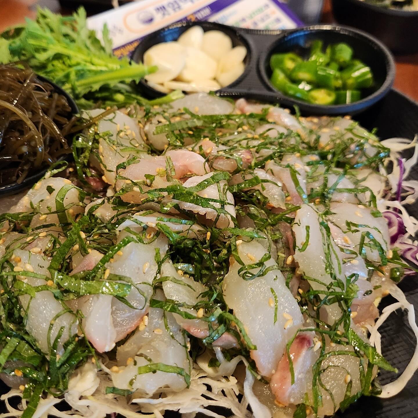 #깻잎막회

불금 소주 한잔 딱 때리게 좋은 깻잎막회🔥🔥
저는 숙성 광어를 먹고 왔는데
정~말 부드러웠어요 ! 😋
쫄깃한 식감을 좋아하시는 분이라면 활 광어 추천드리고요!

깻잎이랑 어찌나 잘 어우러지던지
고소하면서 깻잎 특유맛이 회랑 조합이 좋더라고요.
톳으로 식감까지!

포장까지 해올뻔 했네😆

.
.
.

#깻잎막회군산  #군산막회  #군산횟집  #수송동맛집 #수송동술집  #수송동야식맛집  #수송동데이트맛집 #불금 #먹스타그램 #먹팔