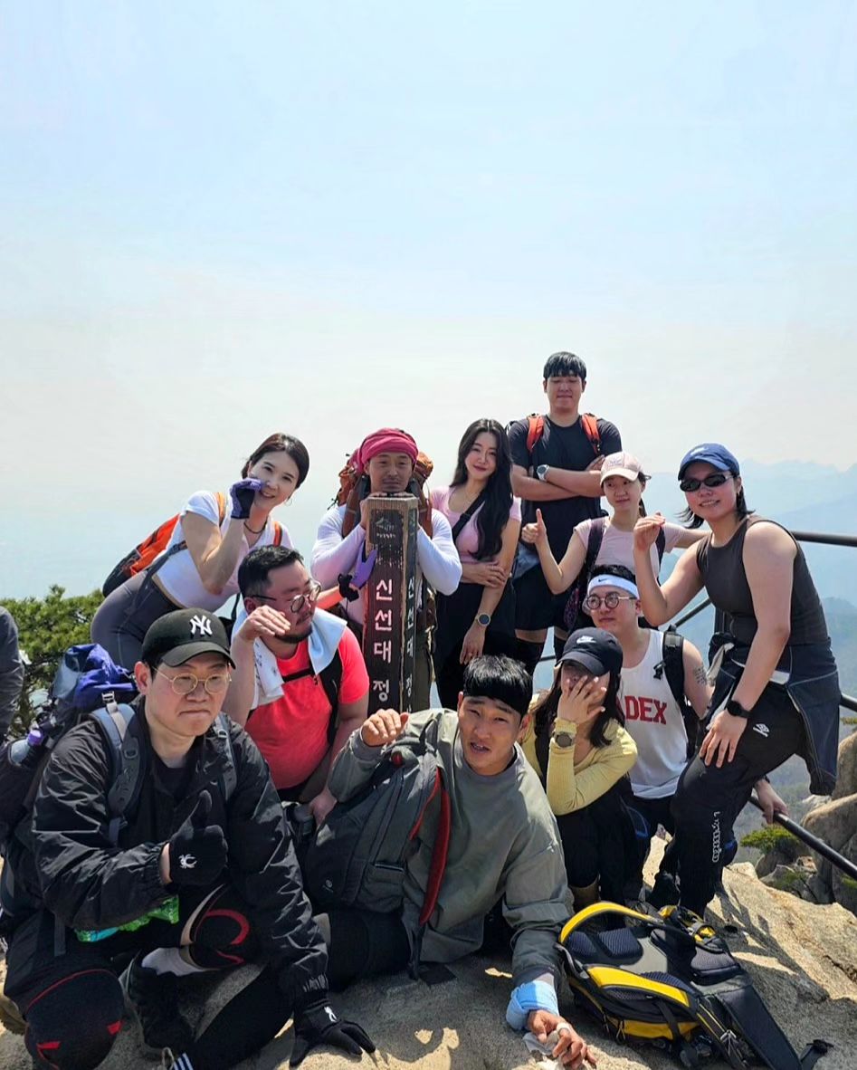 지난 일욜 도봉산 등산해따~~~😀⛰️
너무너무 갓벽한 날씨와 사랑스러운 사람들과 함깨애>_<💕
중딩인지 고딩인지 이후로 등산 안했는데 사실 생각보다 안힘들었음!😆히힛

#또하라면 #하겠음 #다람쥐는 #어딩는겨🐿