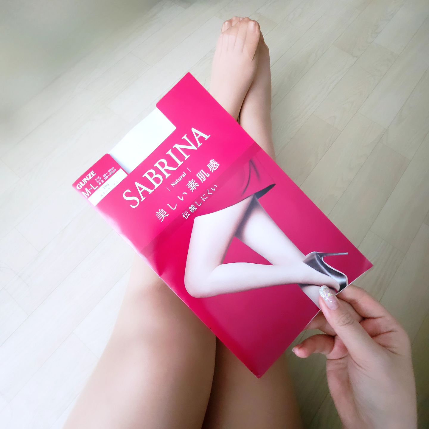 #협찬 #요이템일본정품 #사브리나스타킹

신은 듯 안신은 듯 맨살같은 스타킹을 찾았어요!
압박감이 작고 부드러운 착용감이 일품인 사브리나스타킹

정말 얇고 밀착감이 좋아서 안신은 것처럼
자연스러운 투명함이 매력인 스타킹이랍니다.

라벨이 부착되어 있어서 앞뒤구분도 쉽고,
폭넓은 스트레치와 팬티부 스트레치가 입체적으로 설계되어
조임없이 잘늘어나니까 편하게 착용할 수 있어요.

사진에 보이는 것처럼 발모양과 세트로
발끝 시어 보강이 되어 있어서 눈에 잘 띄지 않는 다는 점.

착용한 색상은 스킨베이지색상으로 맨살과 찰떡이에요.
다양한 컬러감을 보유하고 있어서 자기의 색감에 맞춰 입어주면
입은듯 안입은듯 투명하고 예쁜 피부로 보여서 짱이에요.

올도 잘 안나가는 편이라서 오래 신을 수 있으니까
하나 쟁여두고 열심히 신어야지 😆

#군제스타킹 #일본스타킹 #압박스타킹 #일본팬티스타킹 #요이템일본스타킹 #스타킹추천 #네츄럴핏스타킹