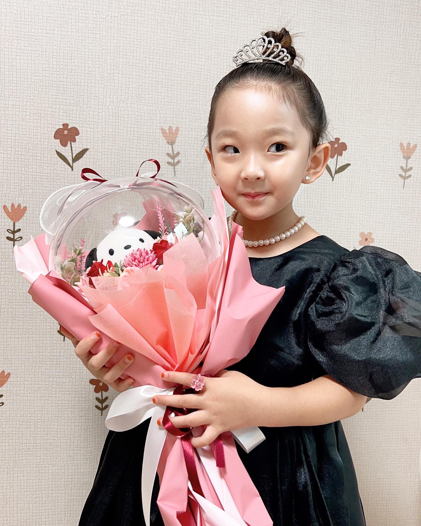 #가을귀들의꿈발표회 

유치원에서 매년마다 행사하는 발표회🍂
작년에는 동요를 부르고,
올해는 동시 외워서 발표하기🫶

기특하고 예쁘고 사랑스러운 우리 세아 어쩌면 좋아🥳
앞니 두개가 빠져서 발음이 세도 귀여워🩷

한번더 크게 성장한 널 응원해😍

그리고 풍선은 sangsang_balloon 🎈
우리 아가씨가 하는 곳인데 많은 사랑 부탁드려요🧸♥️

#유치원동시발표회 #오드리햅번 
#6살을응원해❣️
