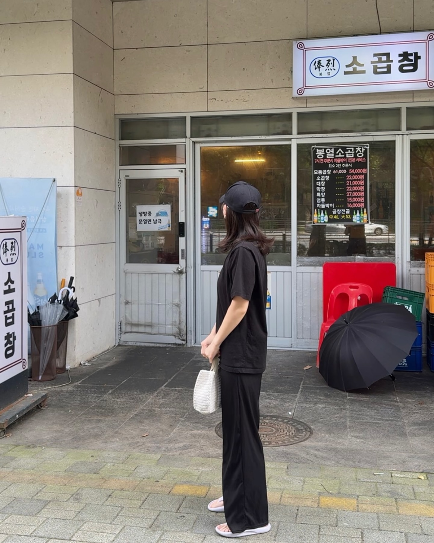 #협찬 #봉열소곱창

문정동 파크하비오 맛집, 칼칼한 순두부찌개를 기본으로 주는 봉열소곱창 방문했어요🙌

한우 생물 곱창만을 사용해서 잡내가 하나도 없고 생각보다 질기지도 않았고 쫄깃해서 맛있었어요😋

조리가 되어 나와서 조금만 구워 먹으면 되었고, 신기하게도 기름이 많이 튀지않아서 좋았어요👍

차돌박이와 계란찜, 주먹밥이 있어 가족끼리 방문해도 아이들이 먹기 좋아 주변에서 놀다가 오기 좋아요🫶

그리고 7시 전 2인 이상 주문 시
차돌박이 1인 150g 서비스로 주신다고 하니 일찍 방문 추천😊

🍴주문메뉴🍴

모둠 곱창 한판(650g) 54,000원
(소 곱창, 대창, 막창, 염통, 차돌박이)

볶음밥 3,000원

📍 봉열소곱창📍

🏠주소: 서울 송파구 송파대로 111 202c동 148호,
문정동 618

🍽️영업시간: 월~일 15:00~01:00
(라스트오더 00:00)

☎️전화번호: 0507-1352-5106

📝예약 가능

🚘파크하비오 주차 가능
3시간 무료주차
기본 1시간 무료
가게에서 2시간 무료 주차등록
이후 10분당 500원

.
.
.
.
.
.
.

#파크하비오맛집 #장지역맛집 #장지역곱창맛집 #장지역곱창 #문정동곱창 #워터킹덤맛집 #문정동회식 #문정동맛집 #문정동소곱창 #문정소곱창 #장지곱창맛집 #장지소곱창 #장지역소곱창 #장지역소곱창맛집 #문정곱창맛집 #문정동곱창맛집 #장지역회식 #송파구맛집 #송파맛집 #송파곱창 #송파곱창맛집 #송파구곱창맛집 #송파구곱창 #송파구소곱창